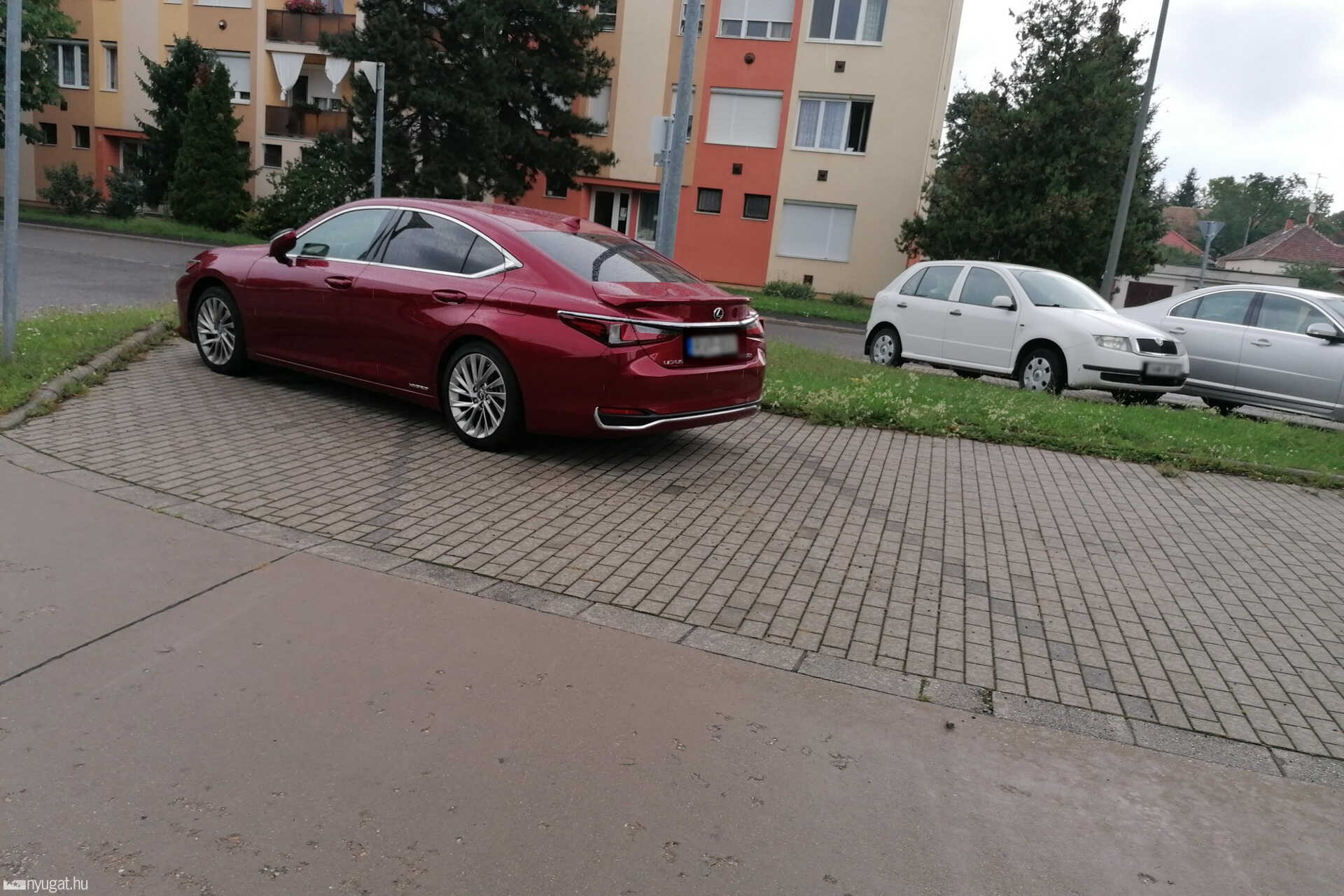 Szabálytalan és kreatív parkolások Szombathelyen: átlósan, keresztbe, összevissza