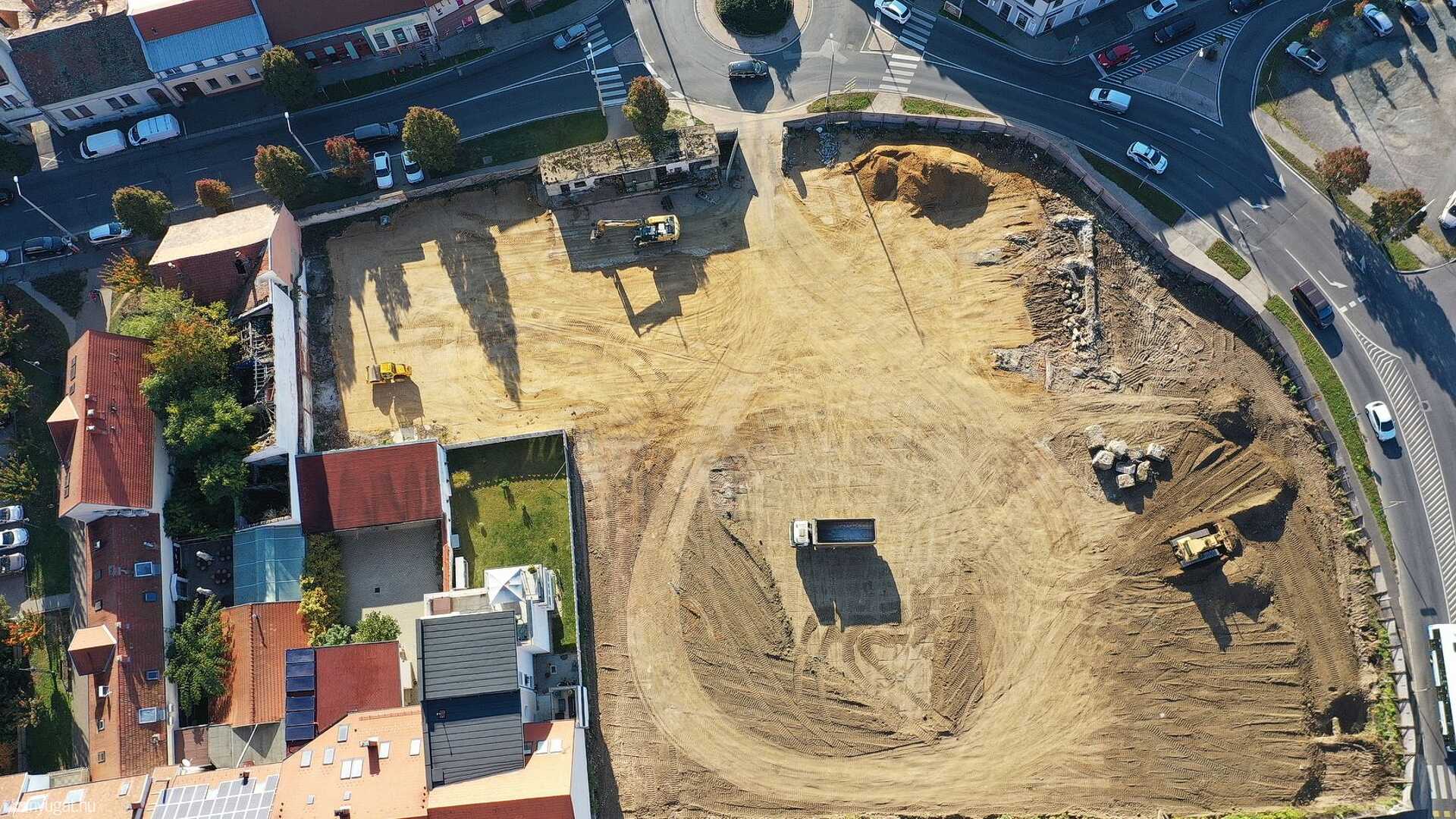 Épül a parkoló a Magellán Center helyén