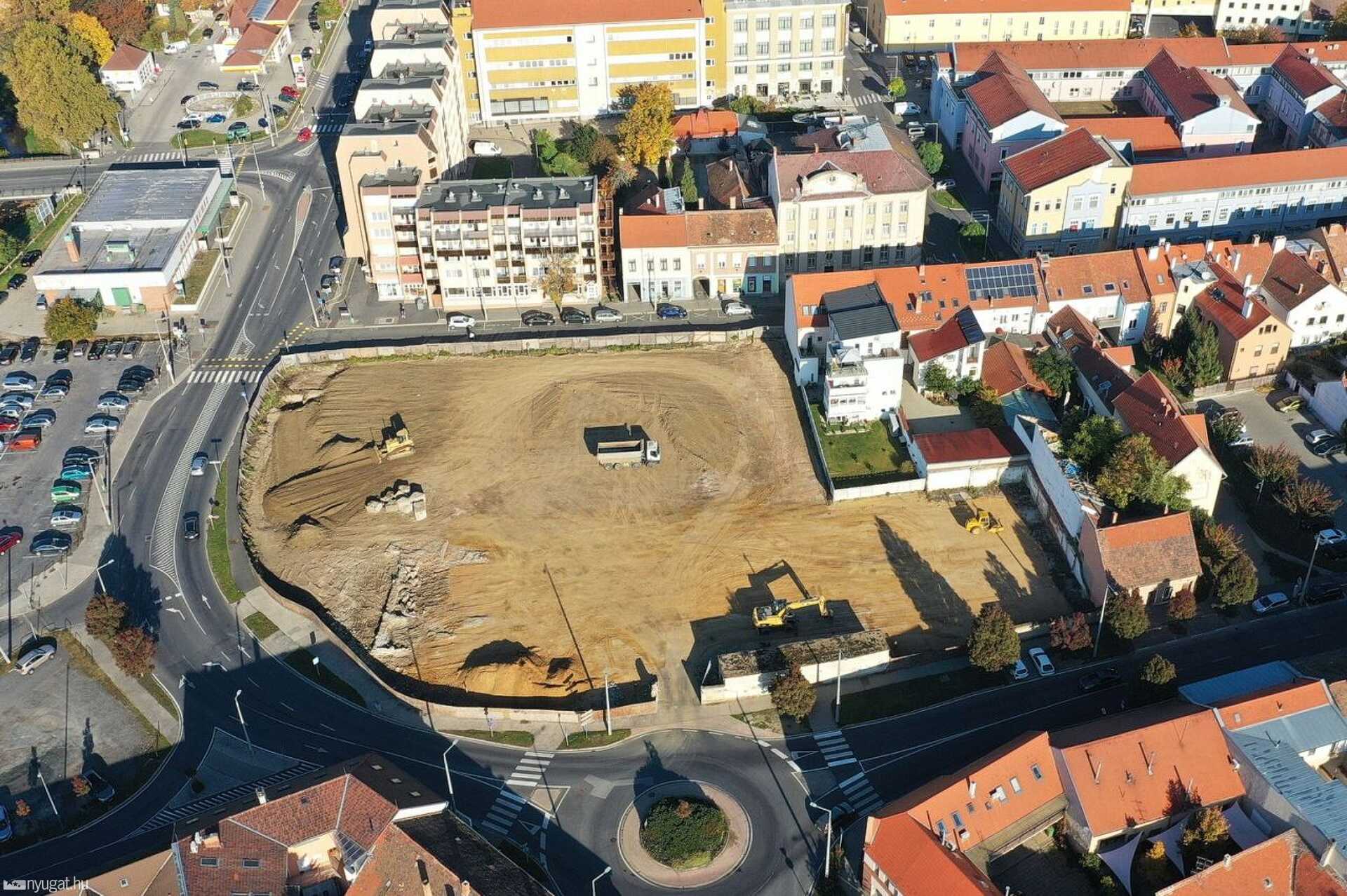 Épül a parkoló a Magellán Center helyén