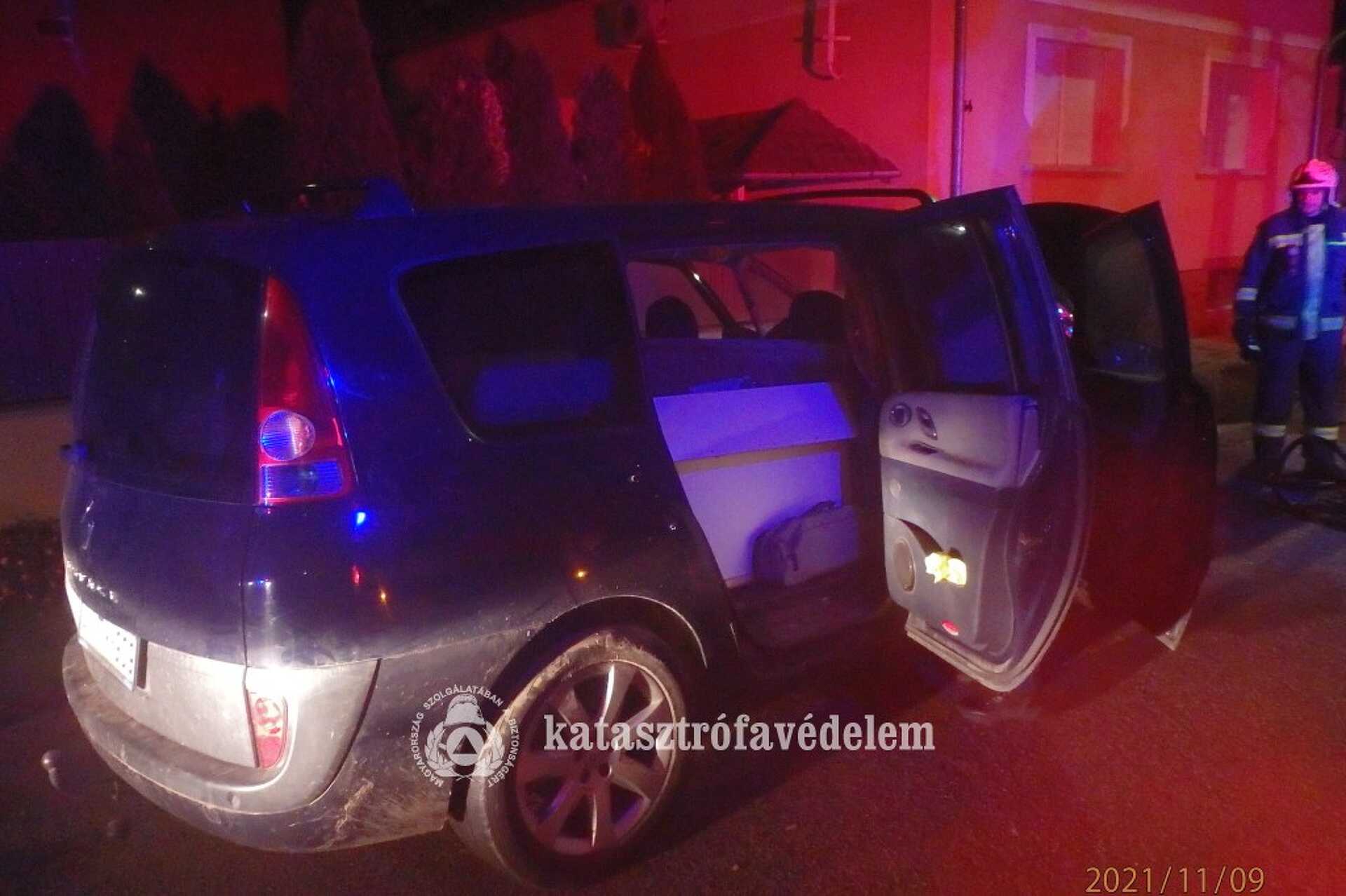 Személyautó füstölt Szombathelyen, a Károly Róbert utcában