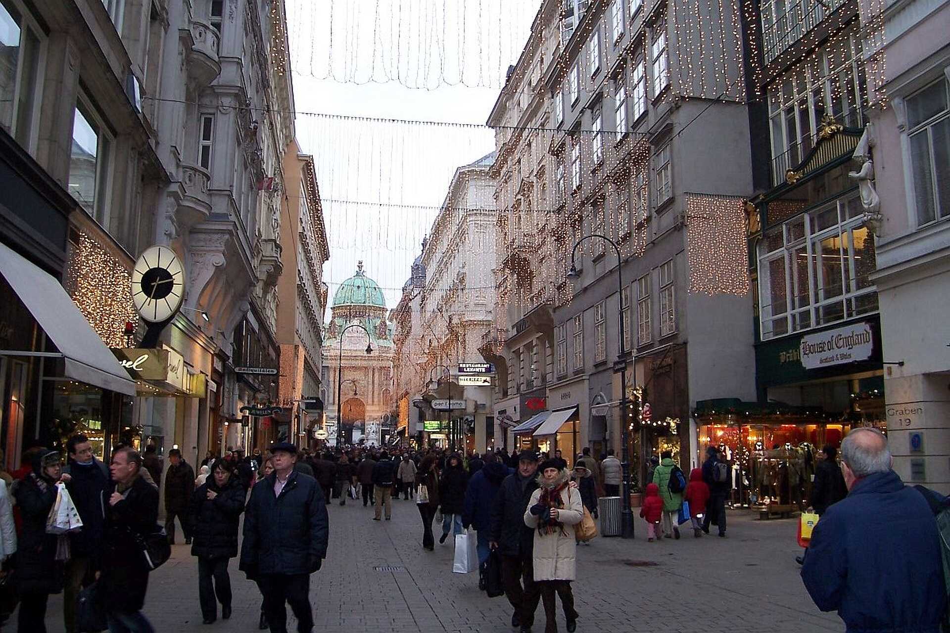 Bécs fokozatosan nyit