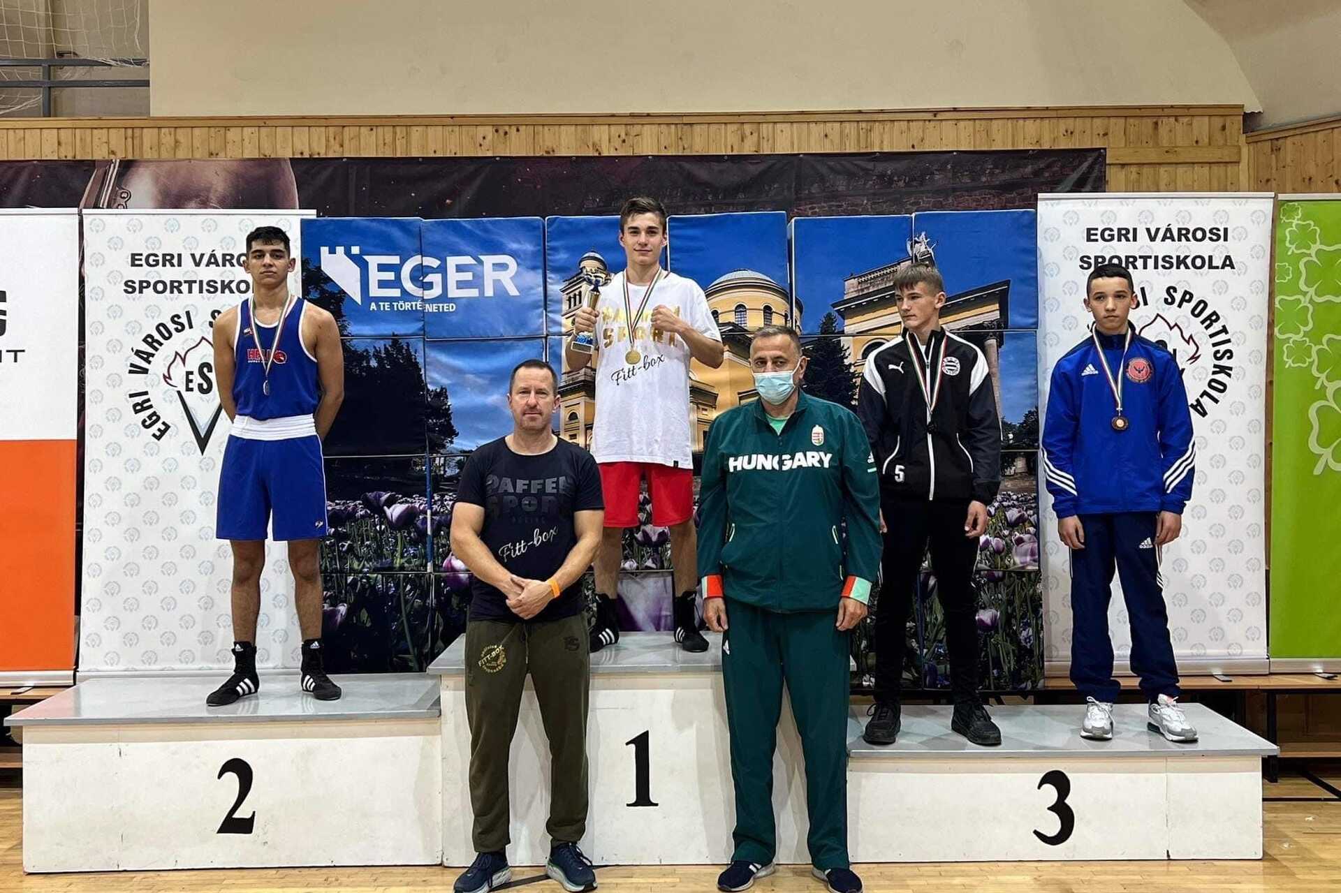Három érmet szereztek a Fitt-boxos bunyósok Egerben