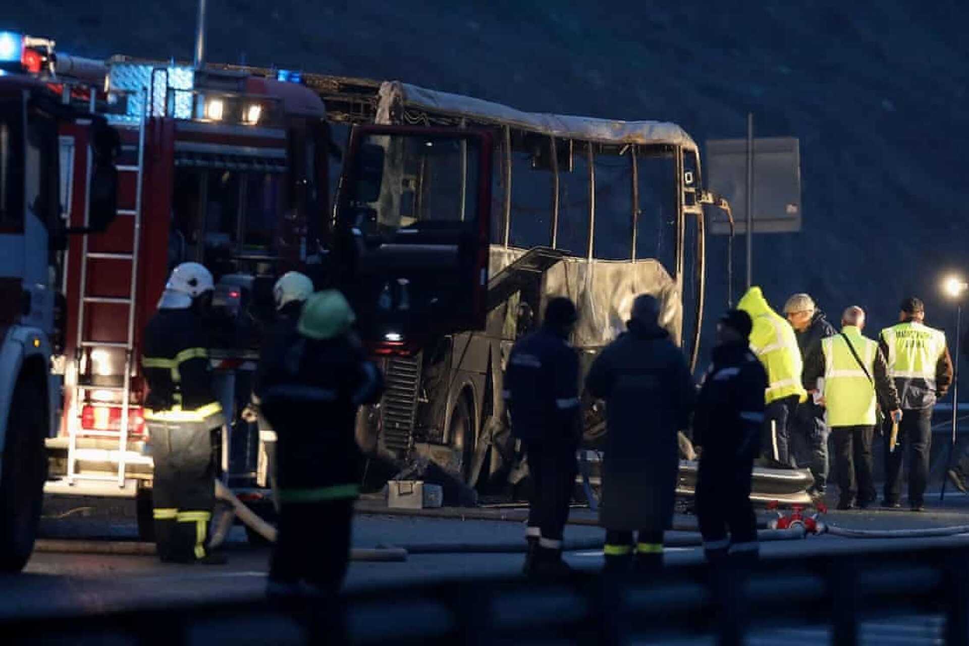 45-en meghaltak, miután kigyulladt és lehajtott az autópályáról egy busz Bulgáriában
