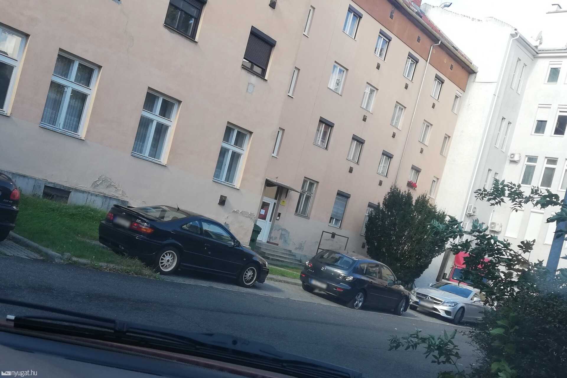 Szabálytalan és kreatív parkolások Szombathelyen