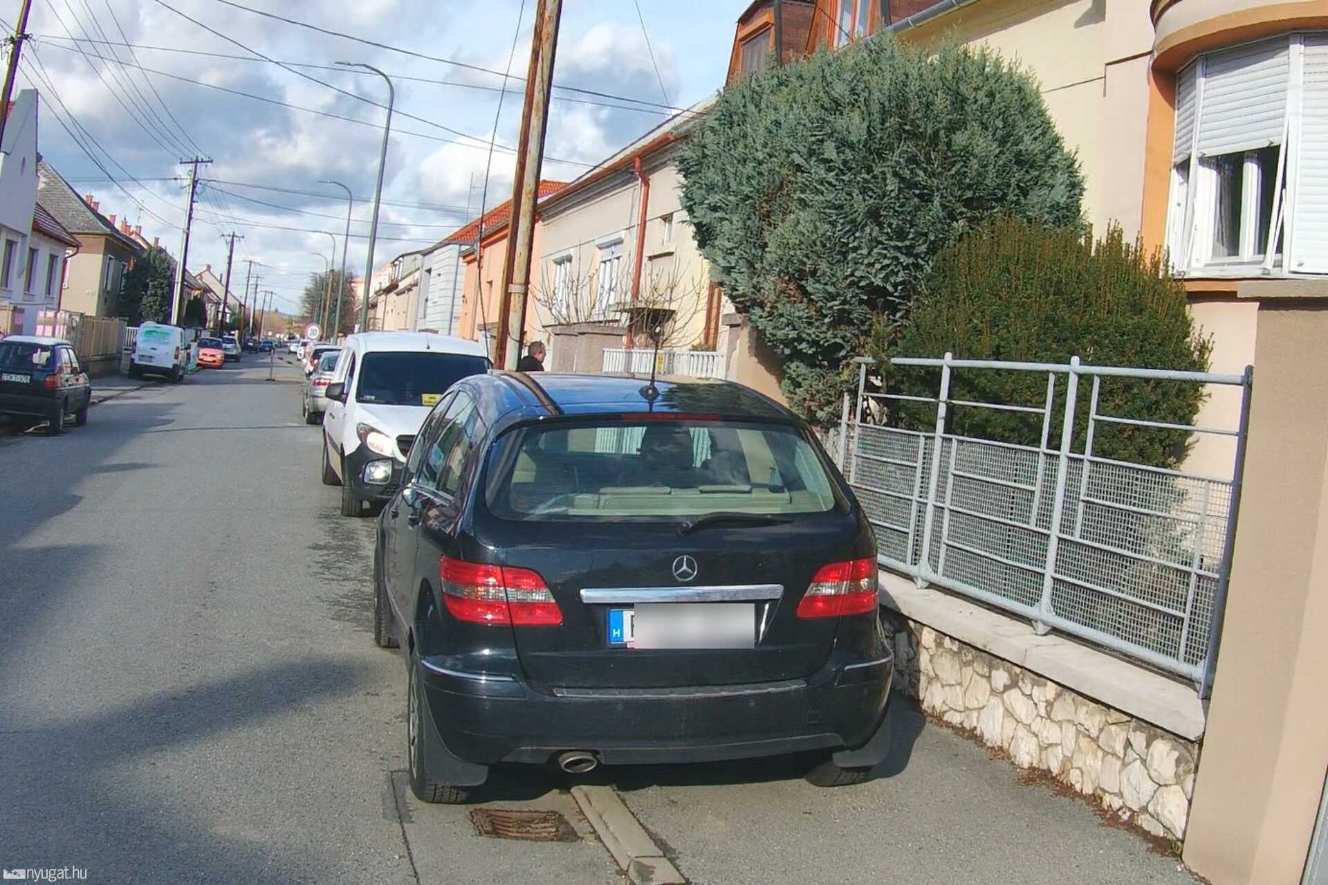 Szabálytalan és kreatív parkolások Szombathelyen