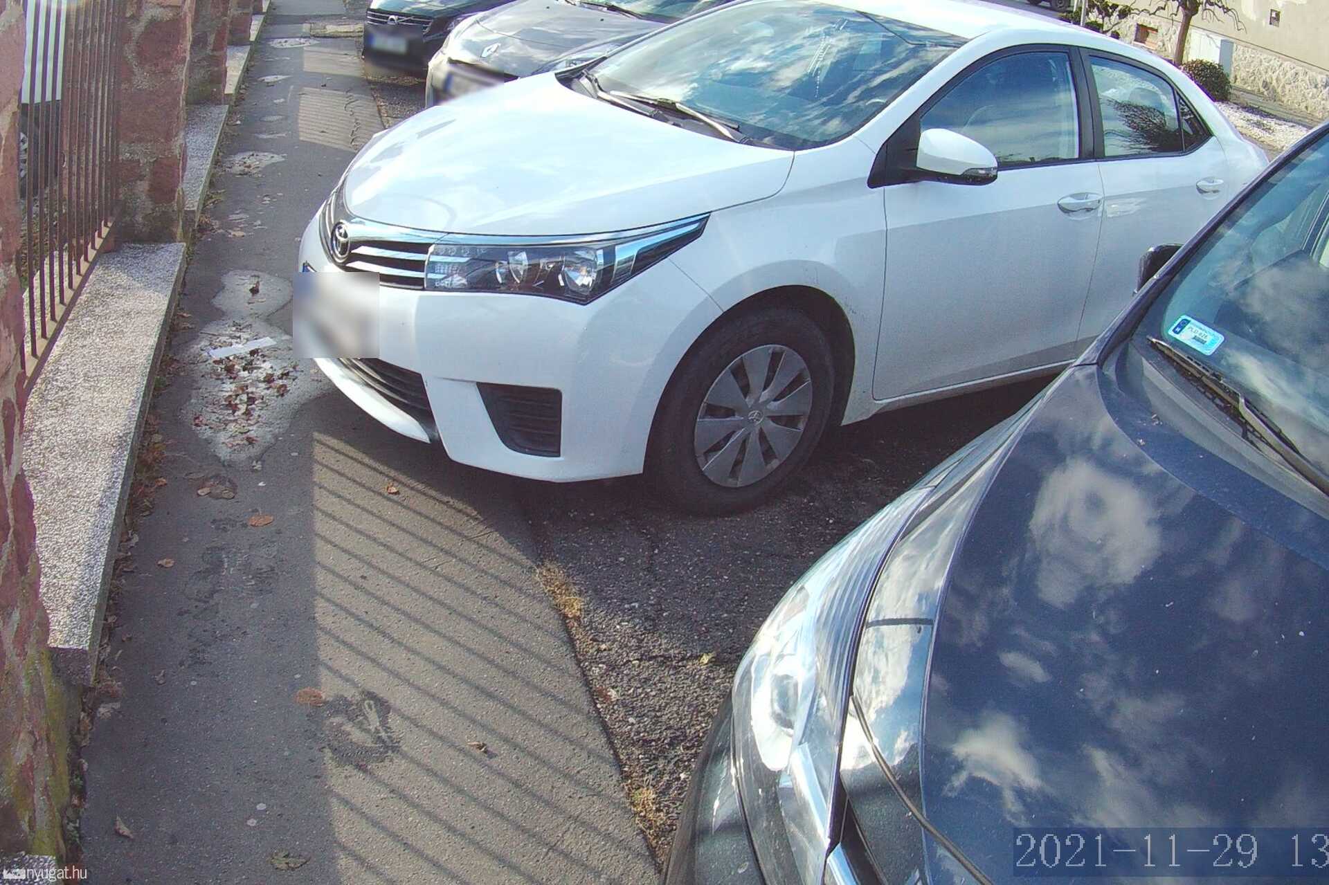 Szabálytalan és kreatív parkolások Szombathelyen