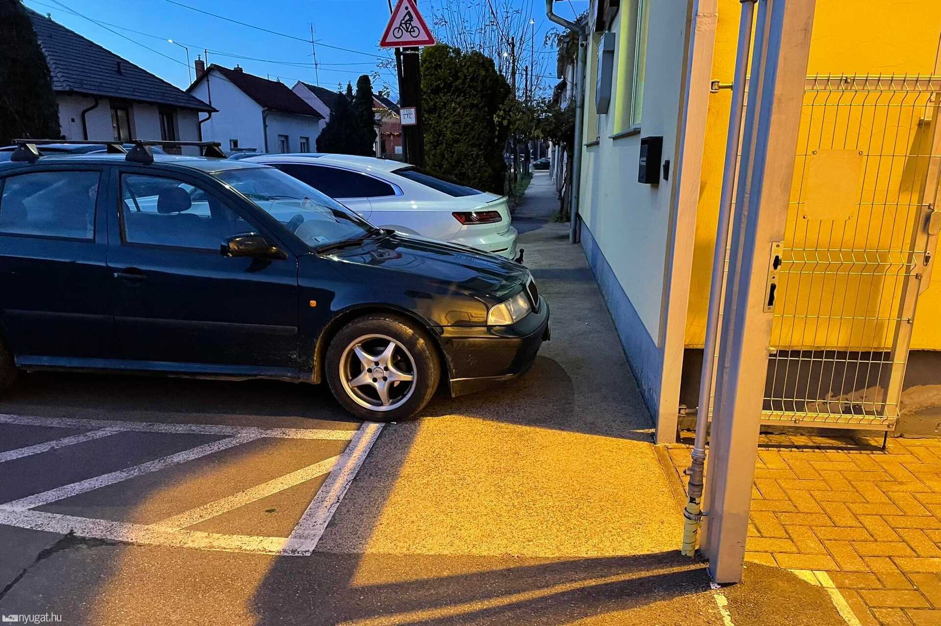 Szabálytalan és kreatív parkolások Szombathelyen: járdafoglalások profiktól