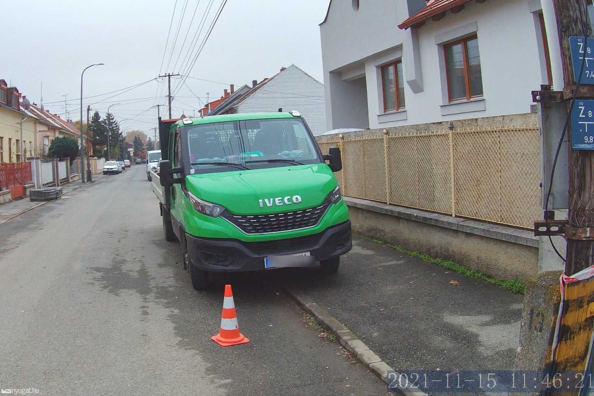 Szabálytalan és kreatív parkolások Szombathelyen: járdafoglalások profiktól