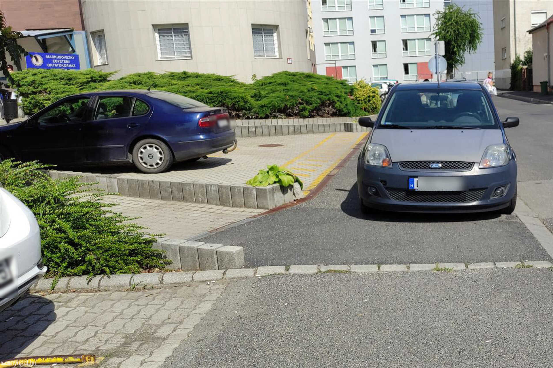 Szabálytalan és kreatív parkolások Szombathelyen: járdafoglalások profiktól