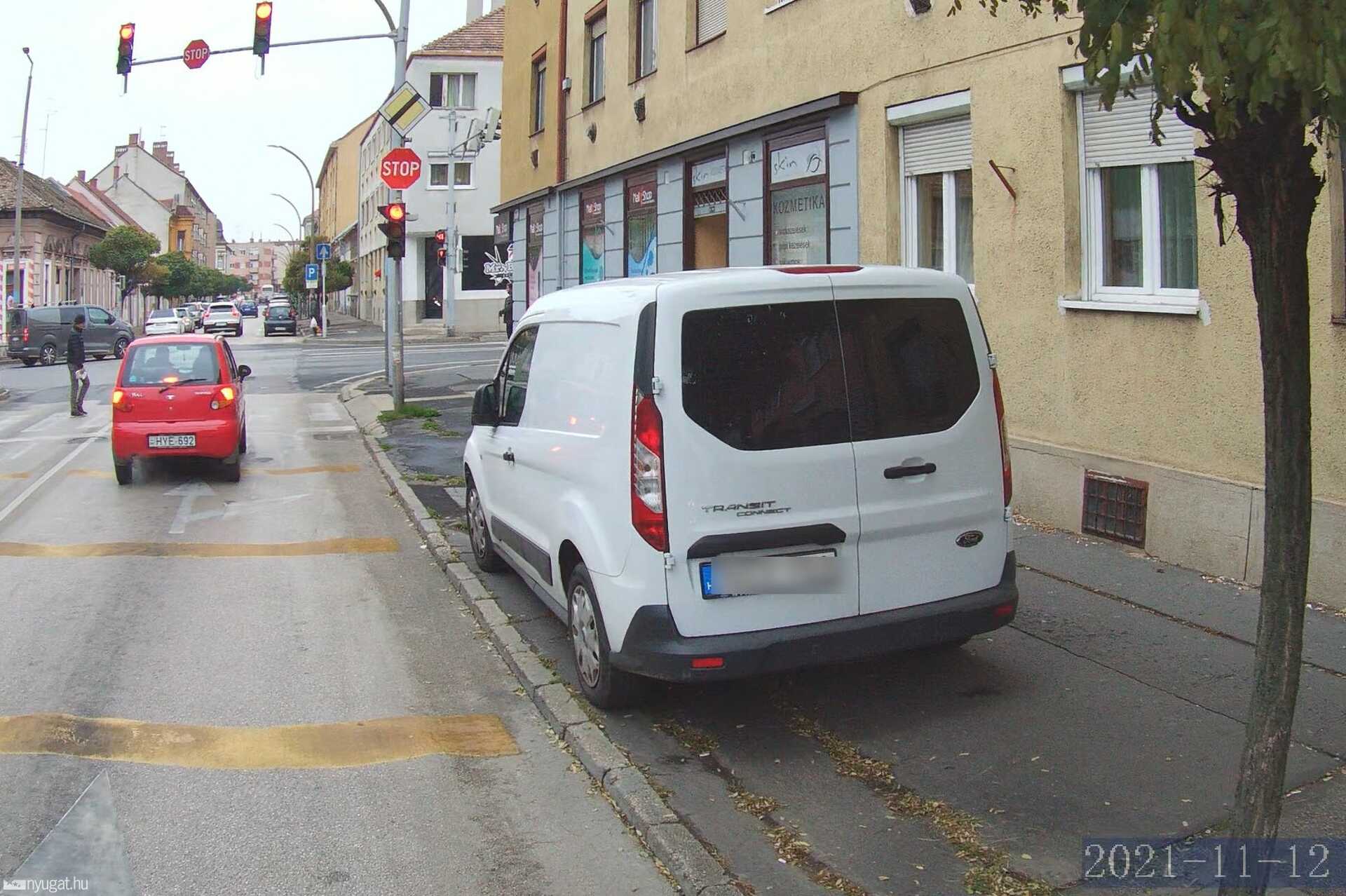 Szabálytalan és kreatív parkolások Szombathelyen: járdafoglalások profiktól