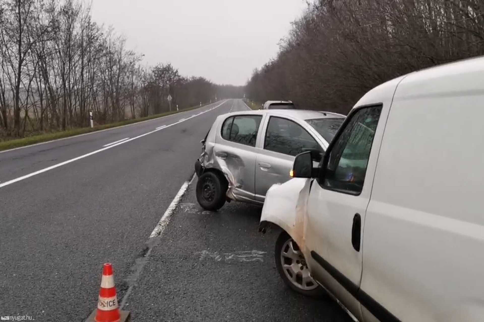 Traktort előző teherjármű miatt ütközött Fiattal egy Toyota a 8-as főúton