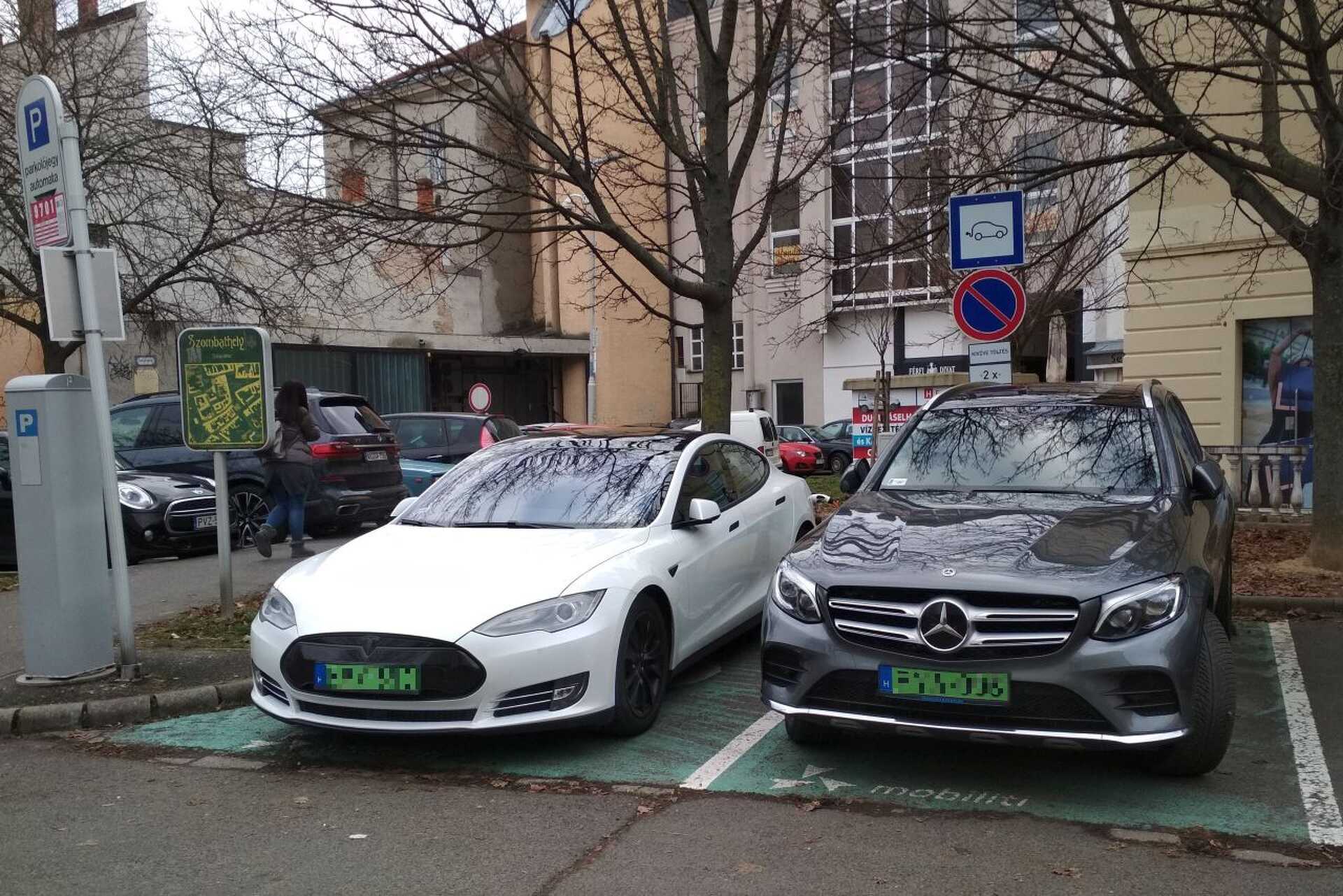 A zöld rendszámos autók január 1-től ingyen parkolhatnak a sárga és a zöld díjzónában