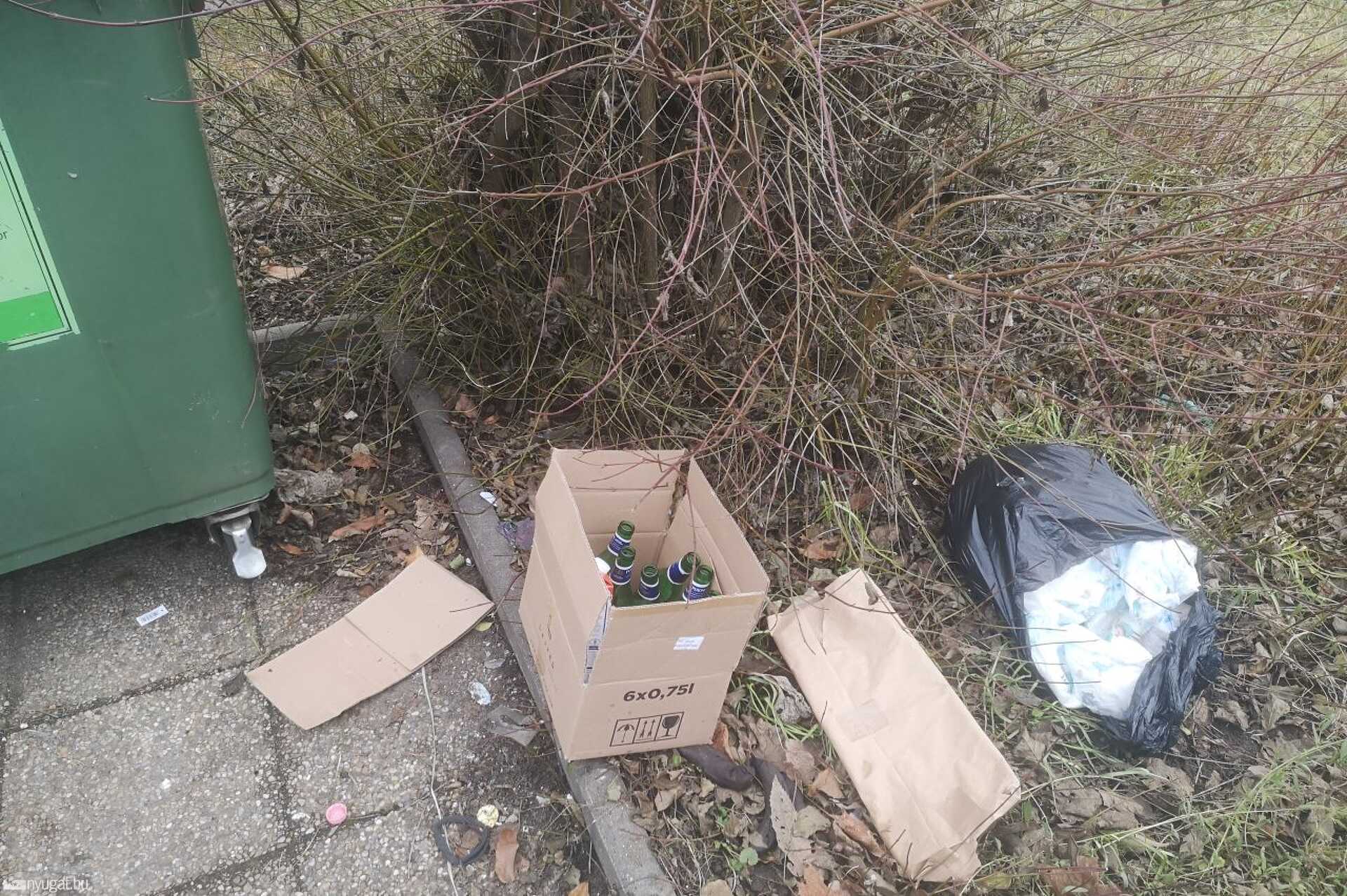 Teleszemetelt szelektív kukák a szombathelyi Árkádiánál