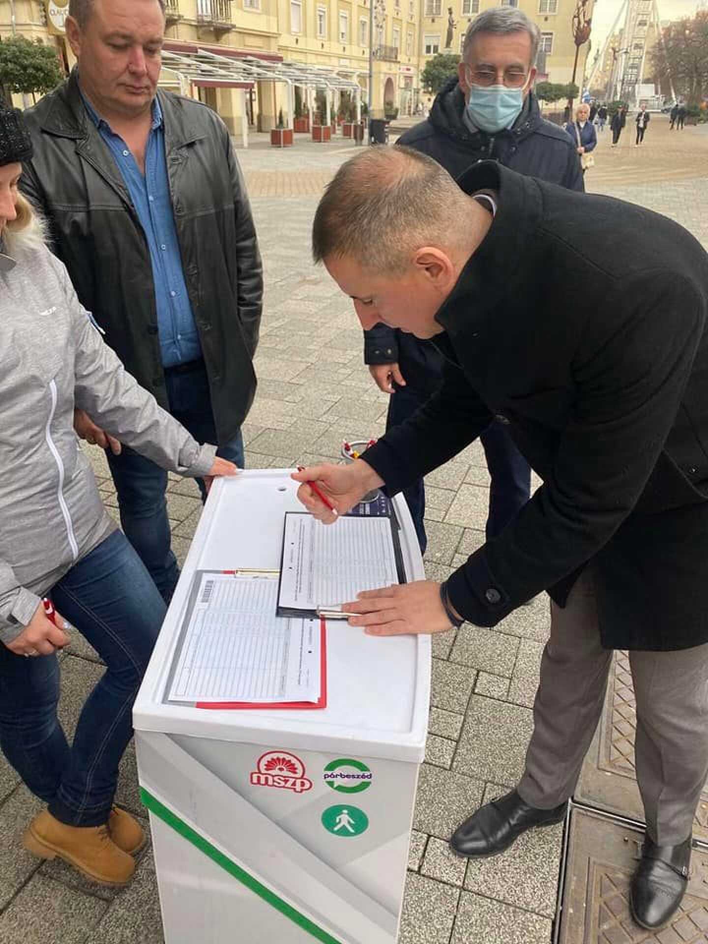 Nemény András polgármester aláírta az ellenzék népszavazási kezdeményezését