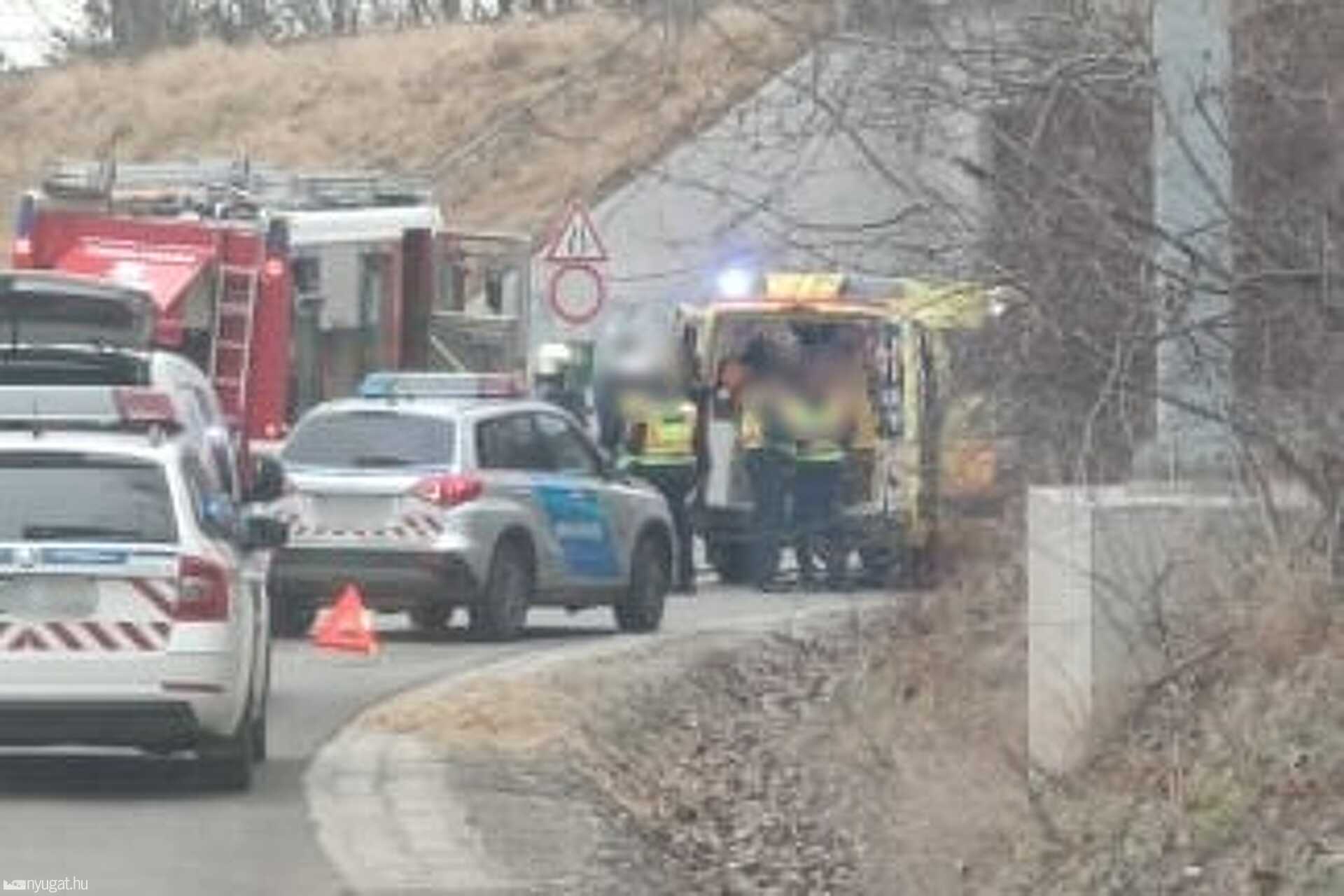 Vasúti hídnak hajtott egy autó Sopronban