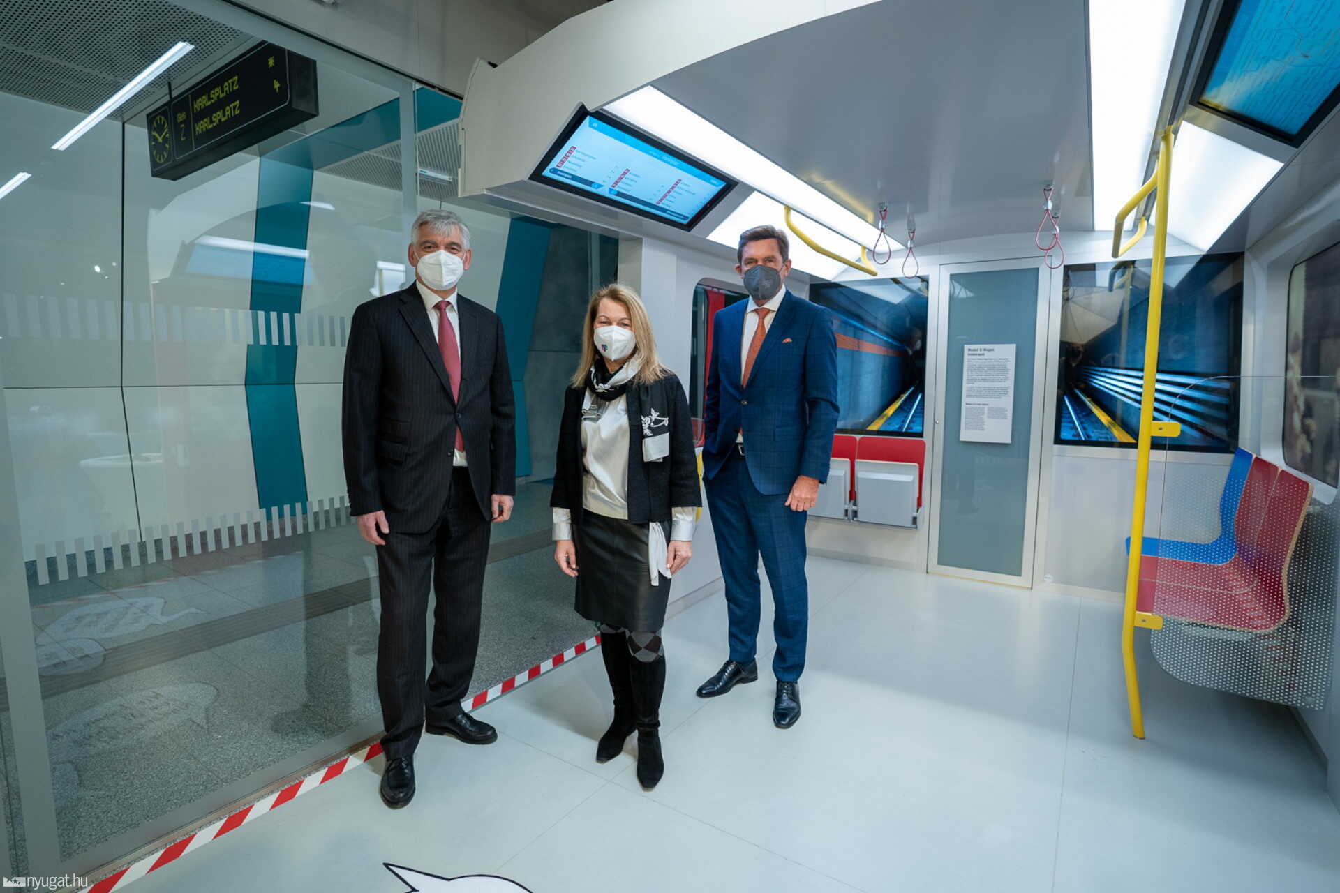 Arnulf Wolfram, a Siemens Mobility Austria ügyvezető igazgatója, Alexandra Reinagl, a Wiener Linien ügyvezetője és Peter Hanke, Bécs közösségi közlekedésért felelős tanácsnoka bemutatják az új kijelzőket.