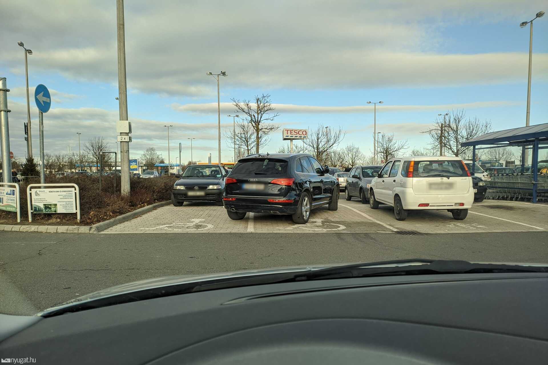 Szabálytalan és kreatív parkolások Szombathelyen