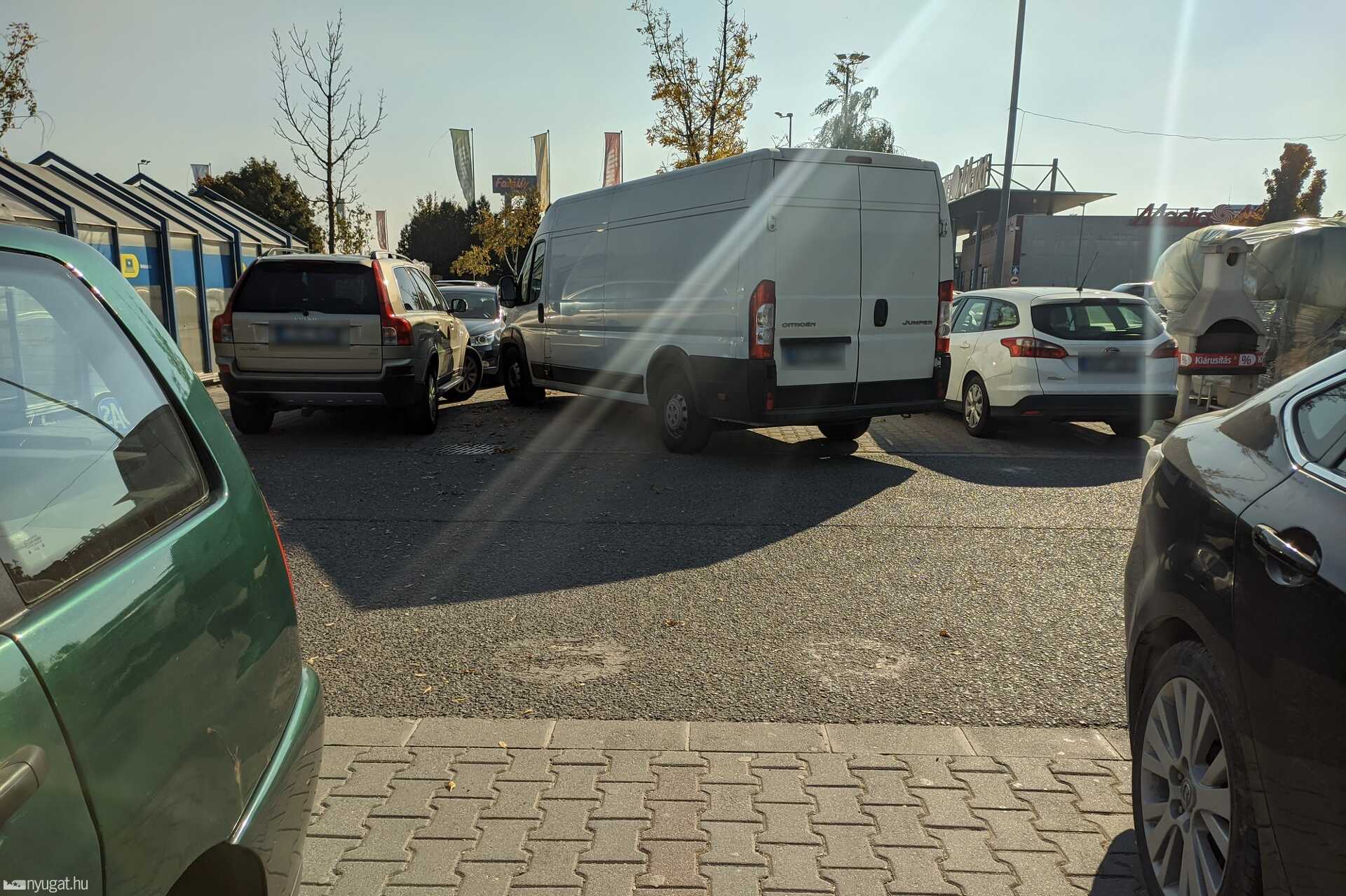 Szabálytalan és kreatív parkolások Szombathelyen
