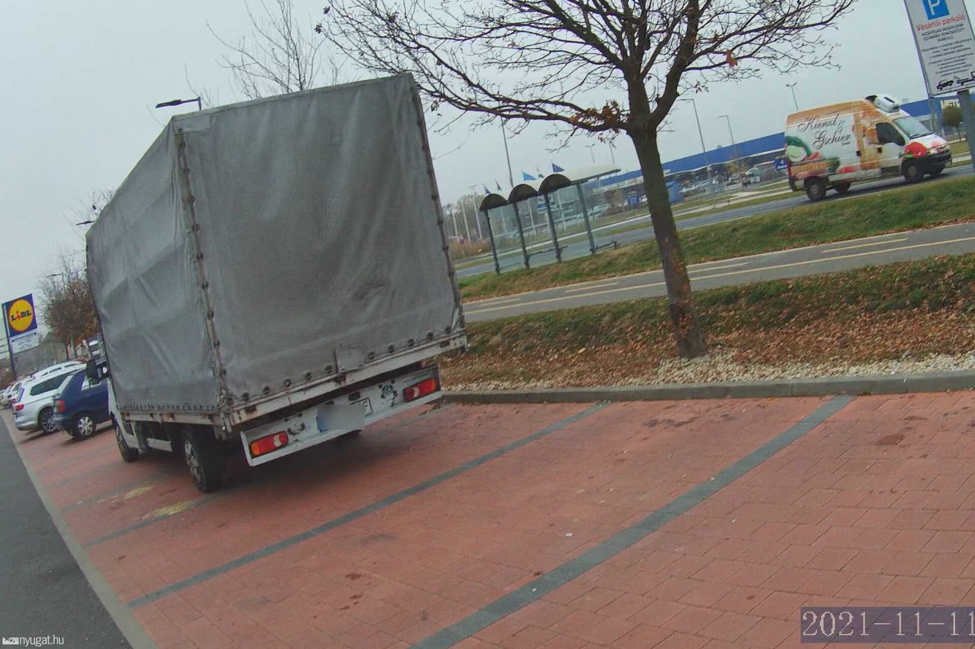 Szabálytalan és kreatív parkolások Szombathelyen