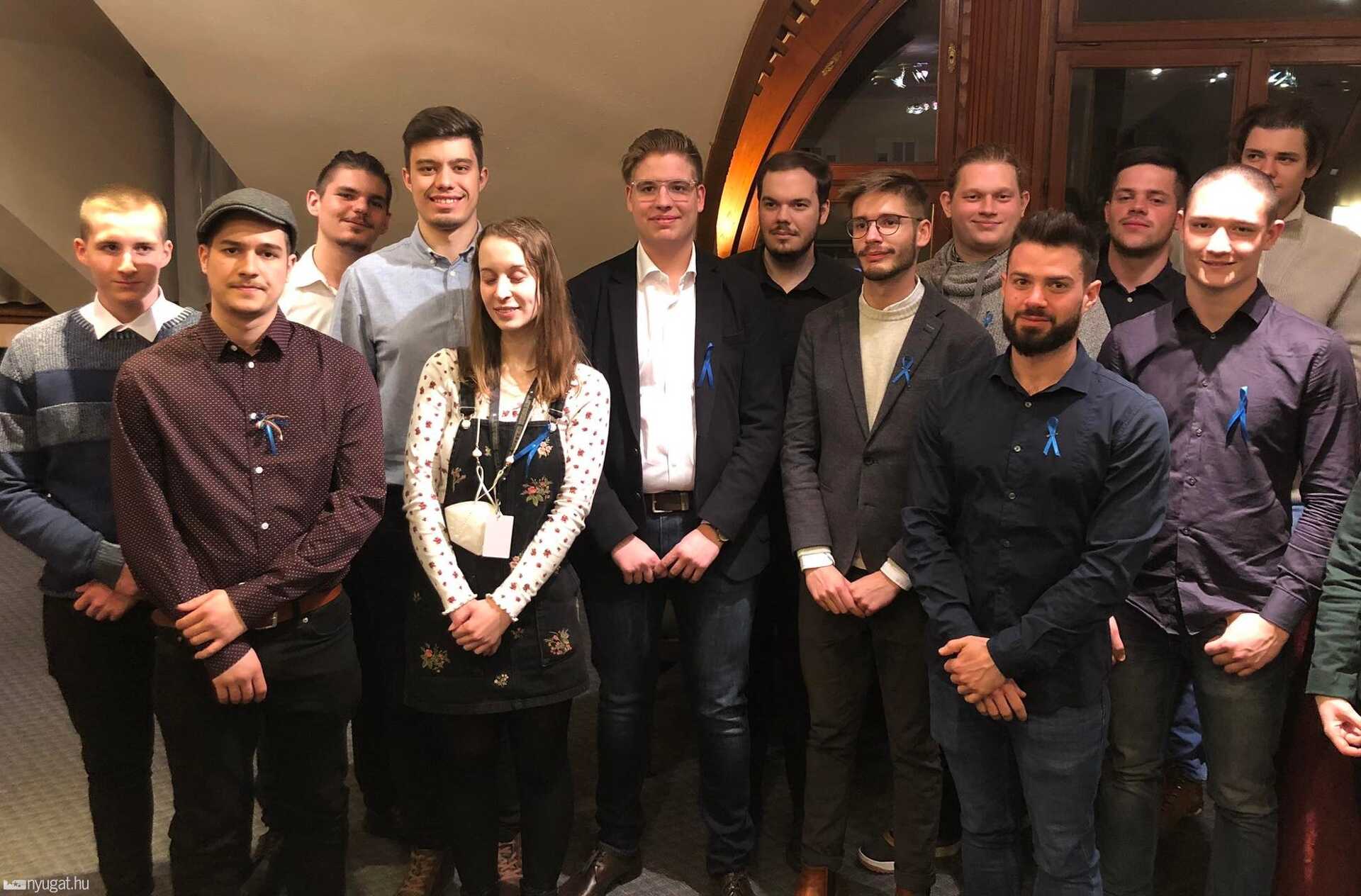 Minden Fiatal Magyarországa mozgalom. Középen a helyi és az országos elnök