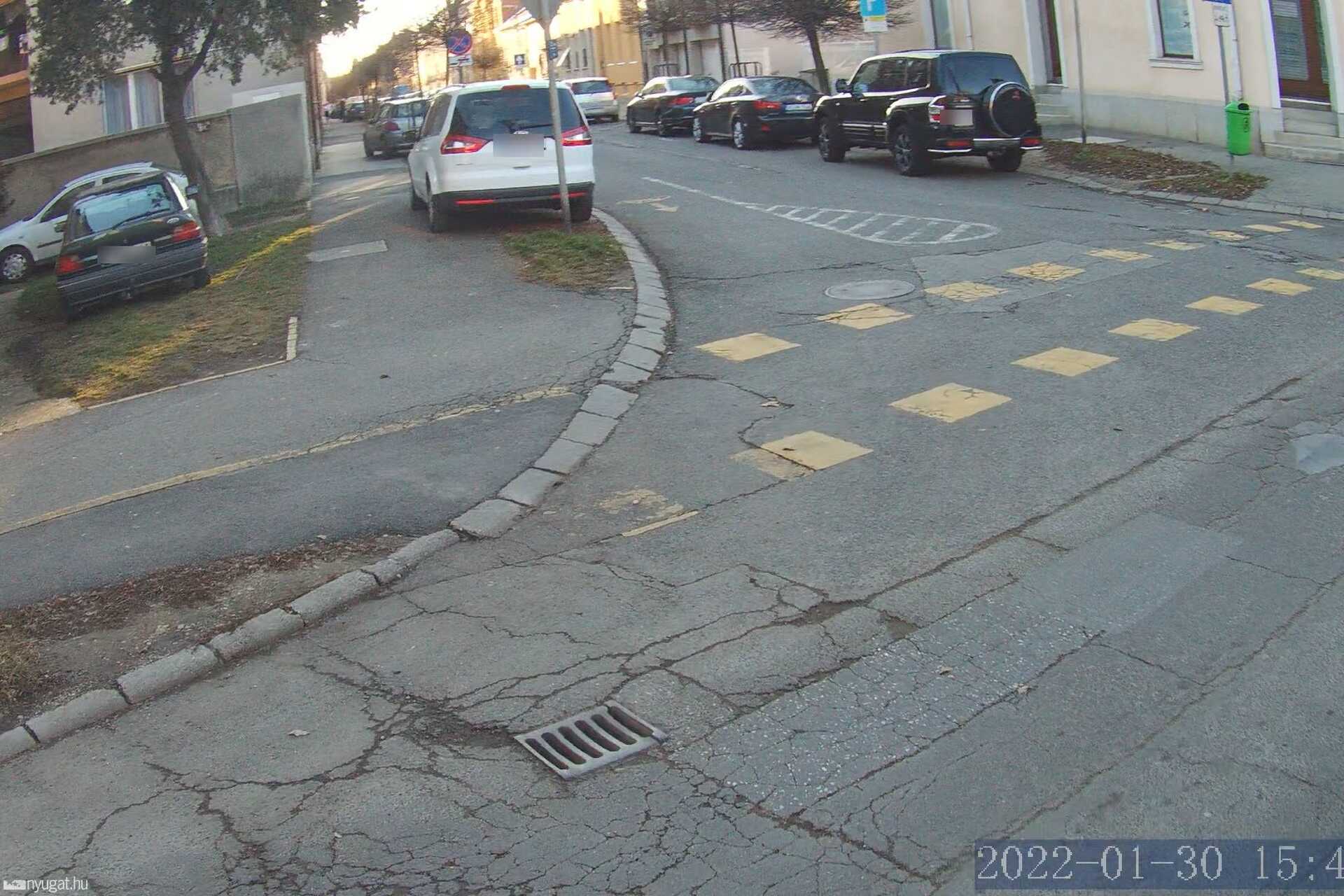 Szabálytalan és kreatív parkolások Szombathelyen