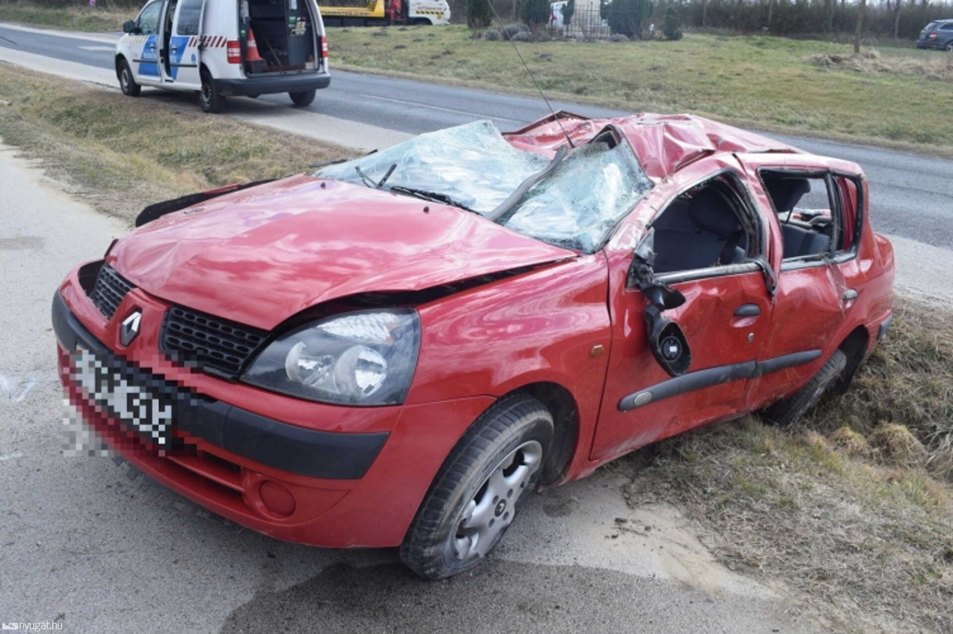 A balesetben a fiatal sofőr megsérült, a mentőszolgálat munkatársai kórházba vitték.