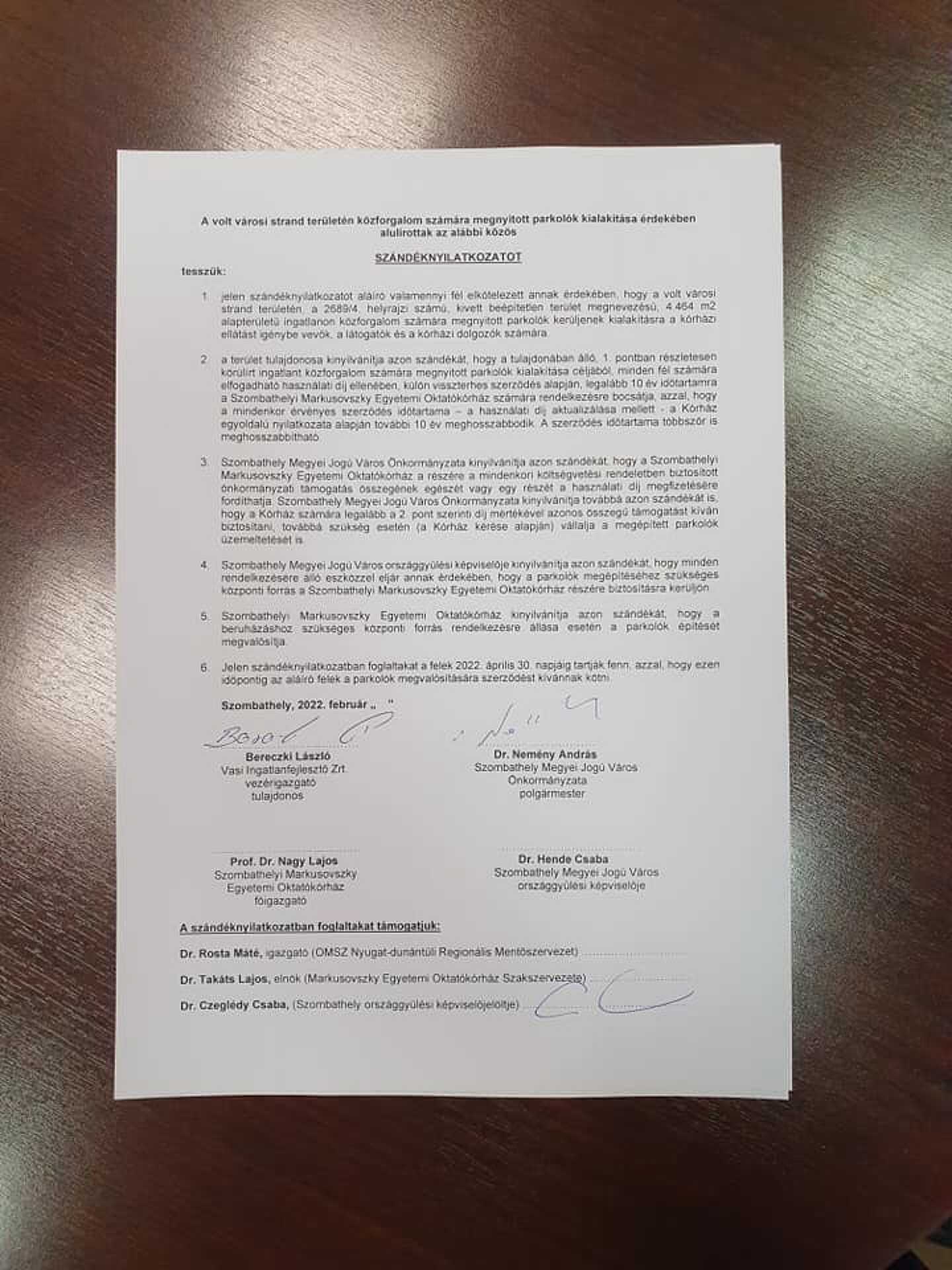 Aláírták a megállapodást a kórházzal szemközti parkolókról