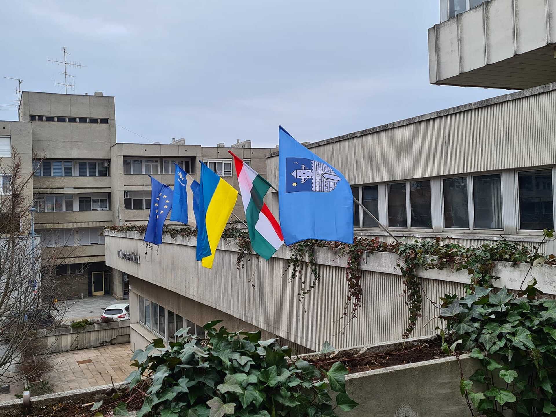 Kitűzték az ukrán zászlót a szombathelyi városházára