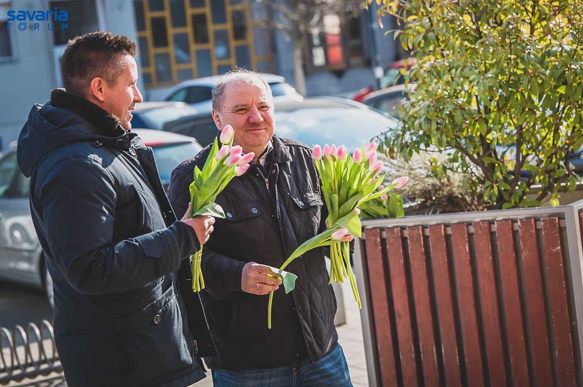Czeglédy Csaba és Putz Attila virágot oszt nőnapon