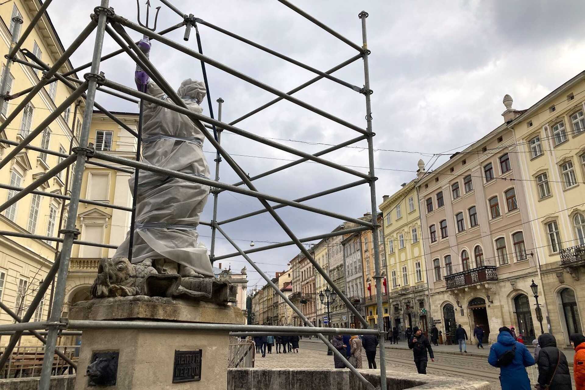 Lvivben álványzattal védik a műemlékeket a bombázástól