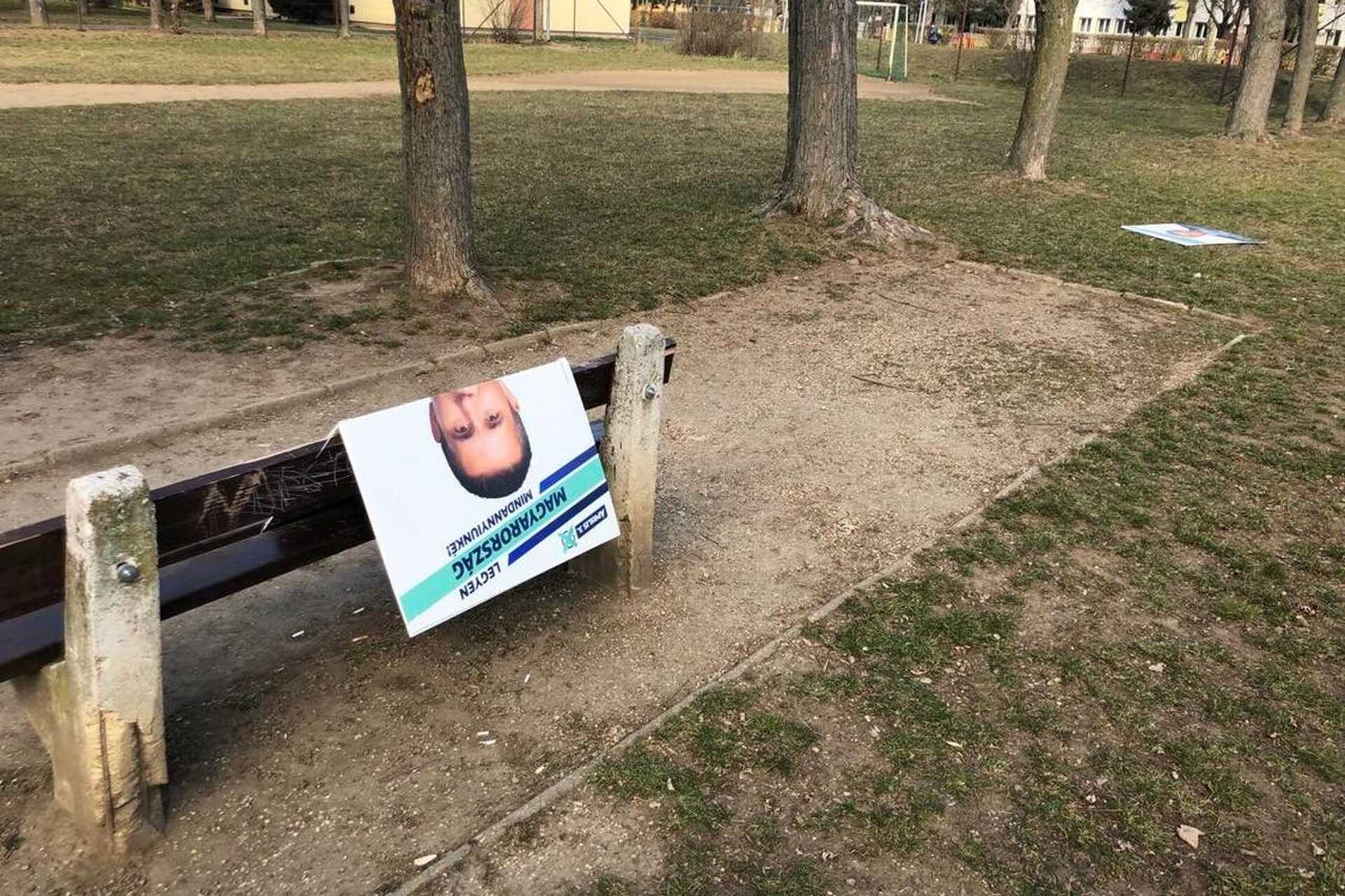 Megrongált plakátok Szombathelyen