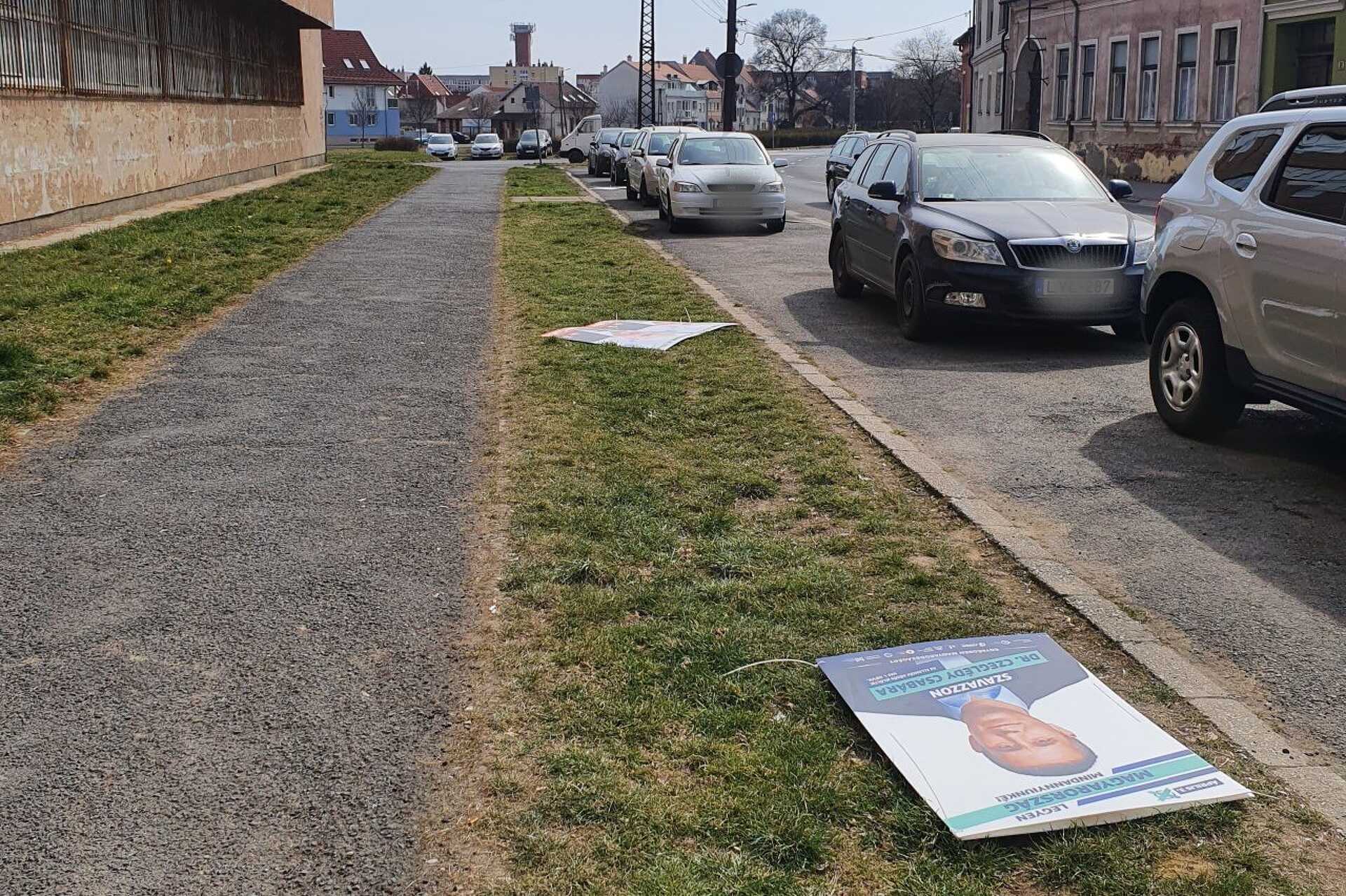 Megrongált plakátok Szombathelyen 