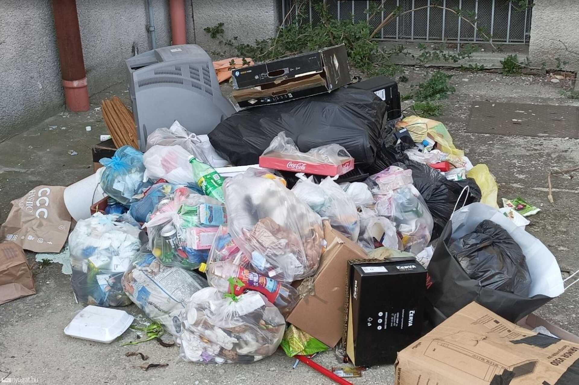 Szemét a Thököly utca parkolójában