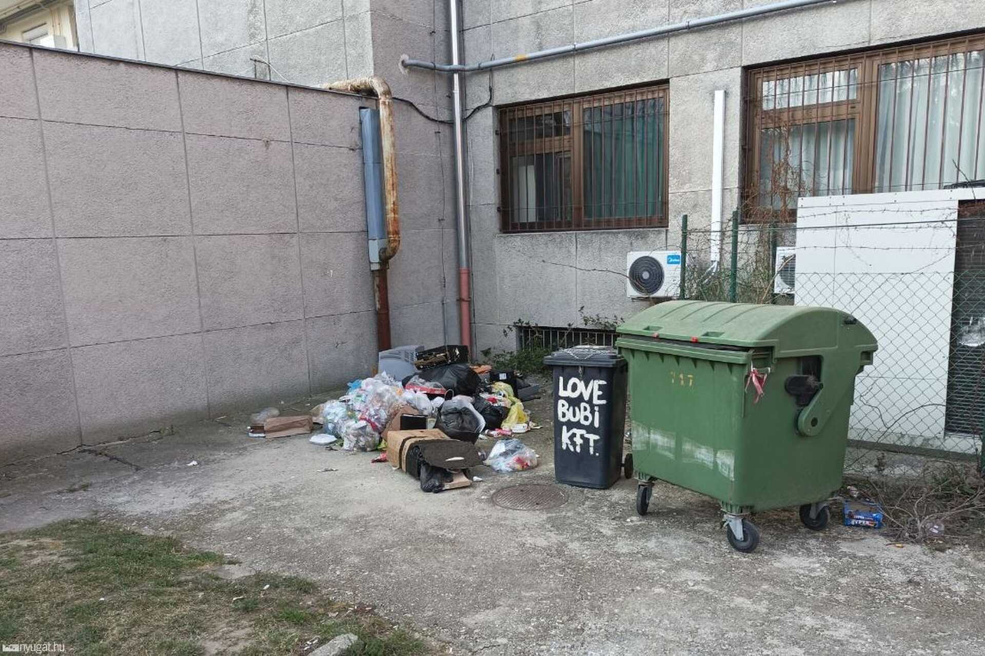 Szemét a Thököly utca parkolójában