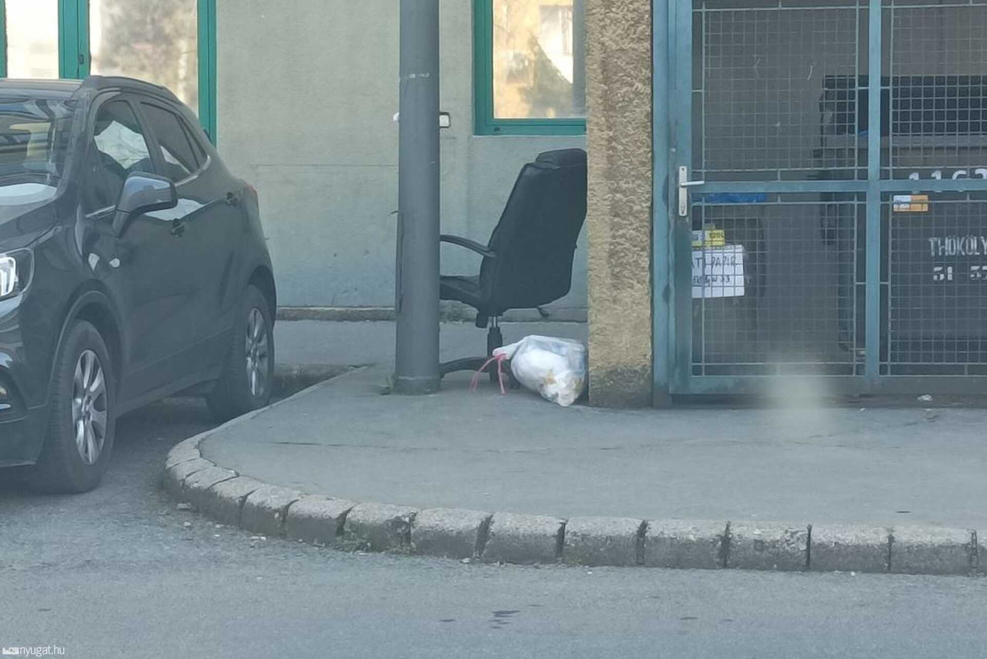 Szemét a Thököly utca parkolójában