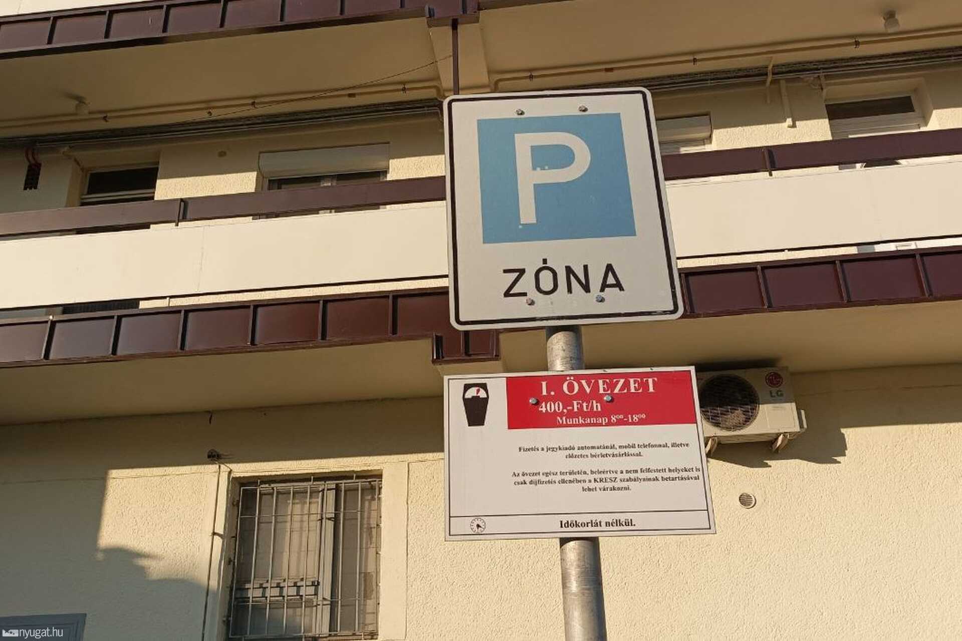 Szemét a Thököly utca parkolójában