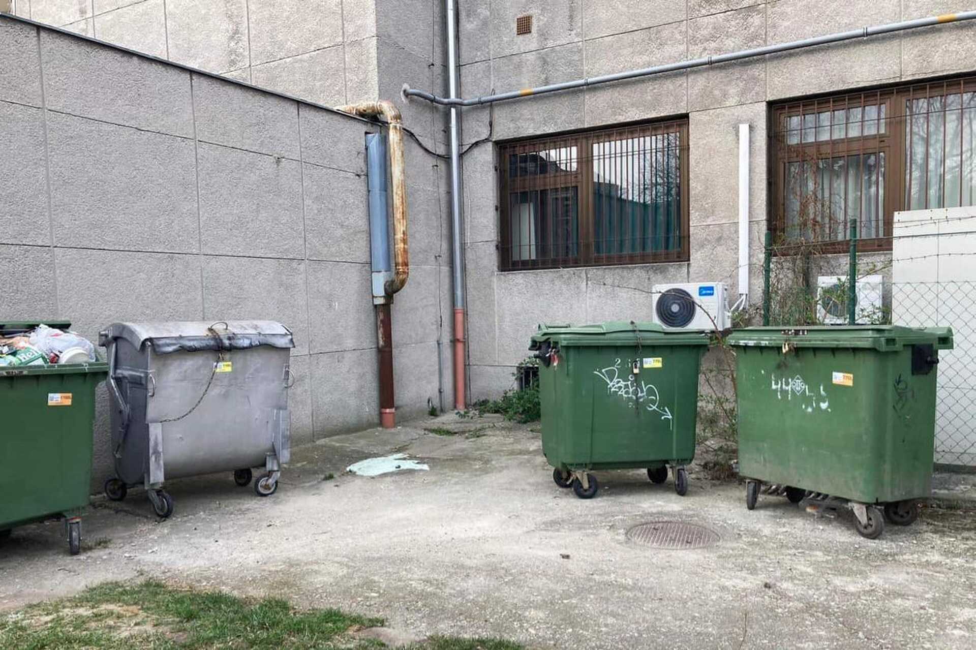 Eltűnzt a szeméthegy a Thököly utcai parkolóból