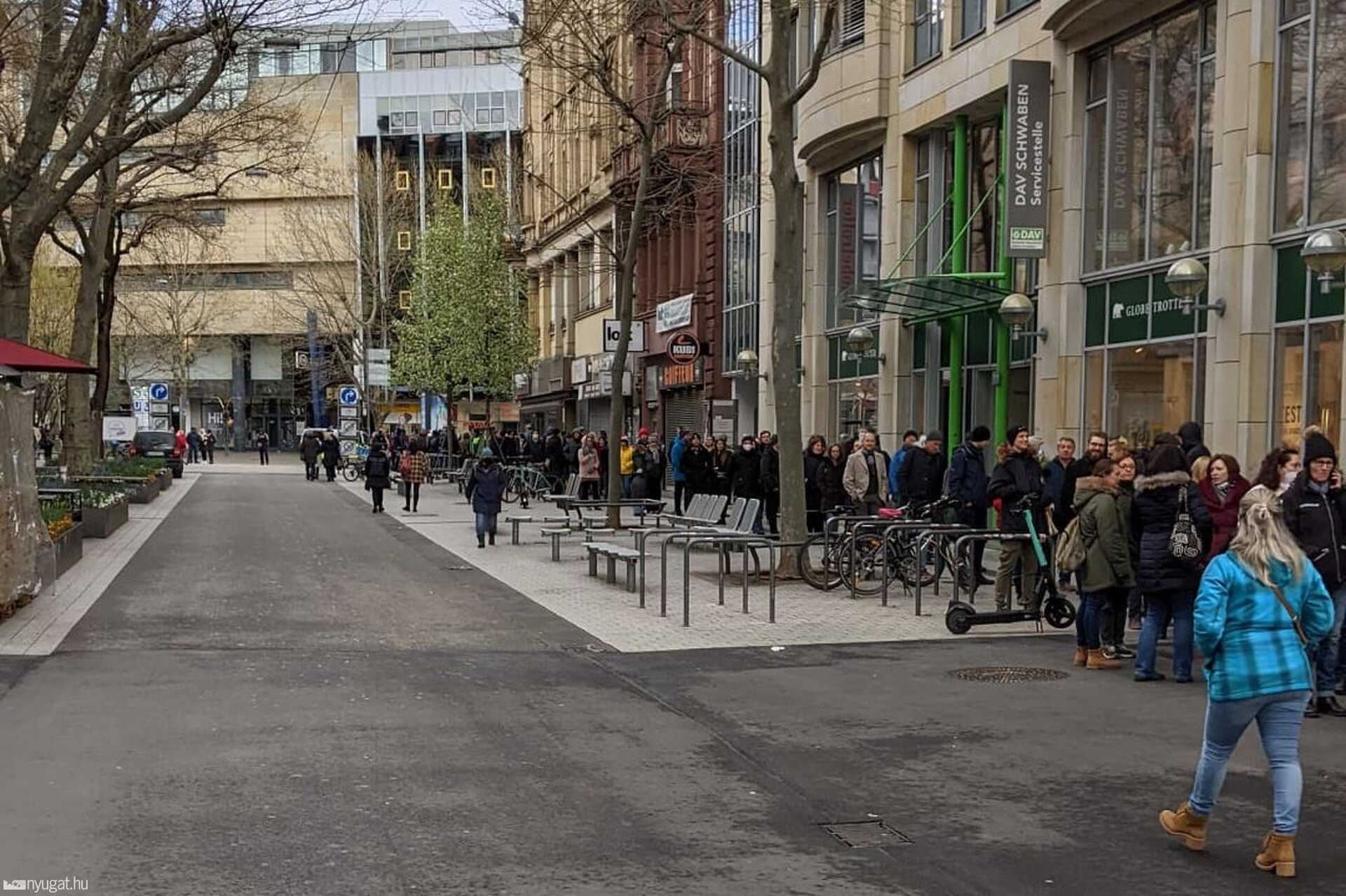 Sorban állnak az emberek a stuttgarti követség előtt