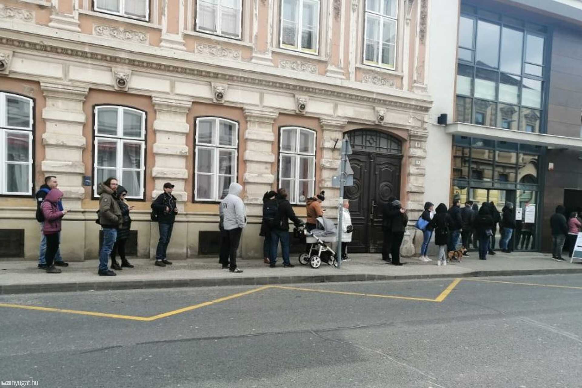 Sorban állnak a Kossuth utca szavazókör előtt