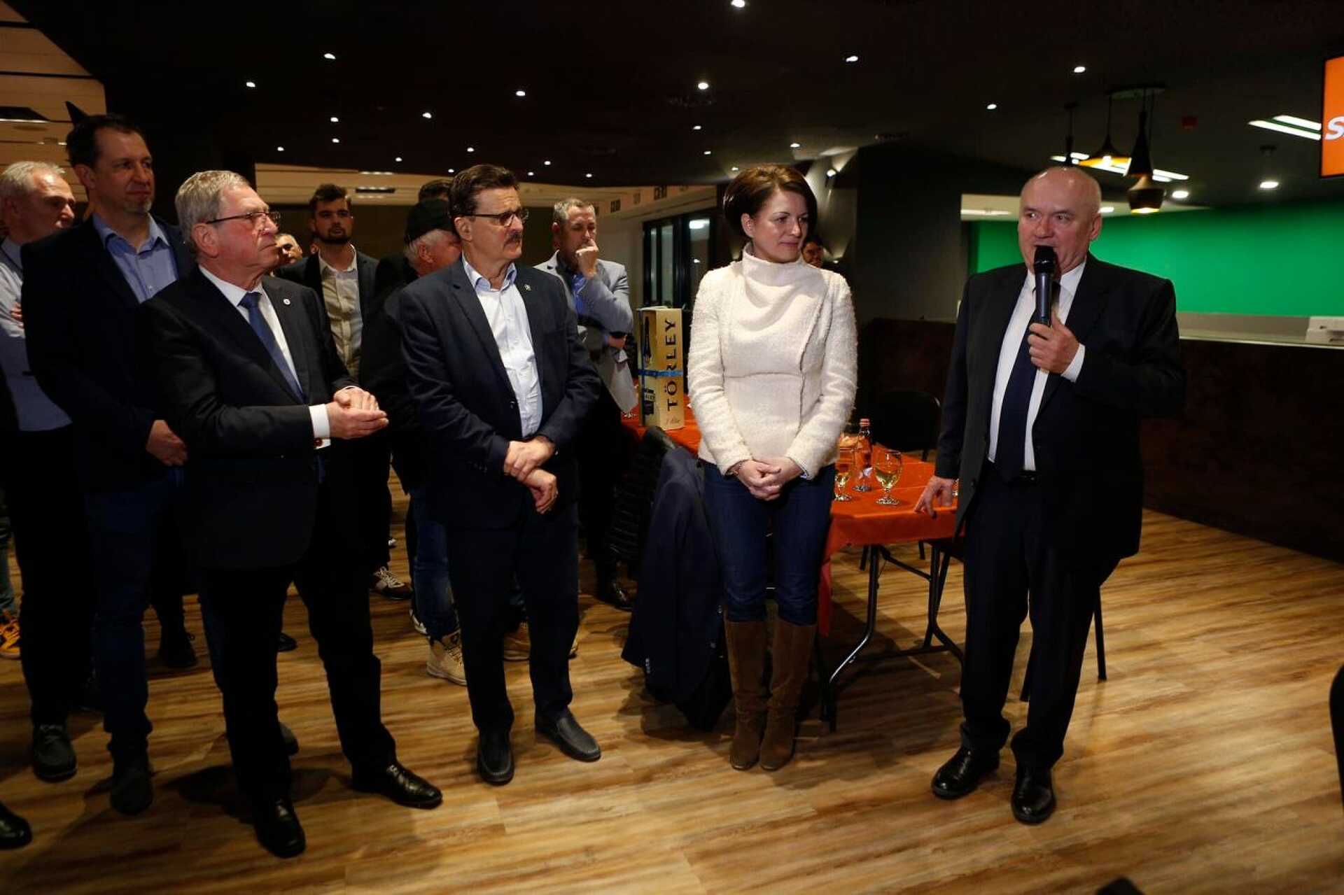 Hende Csaba a sportkomplexumban ünnepelt