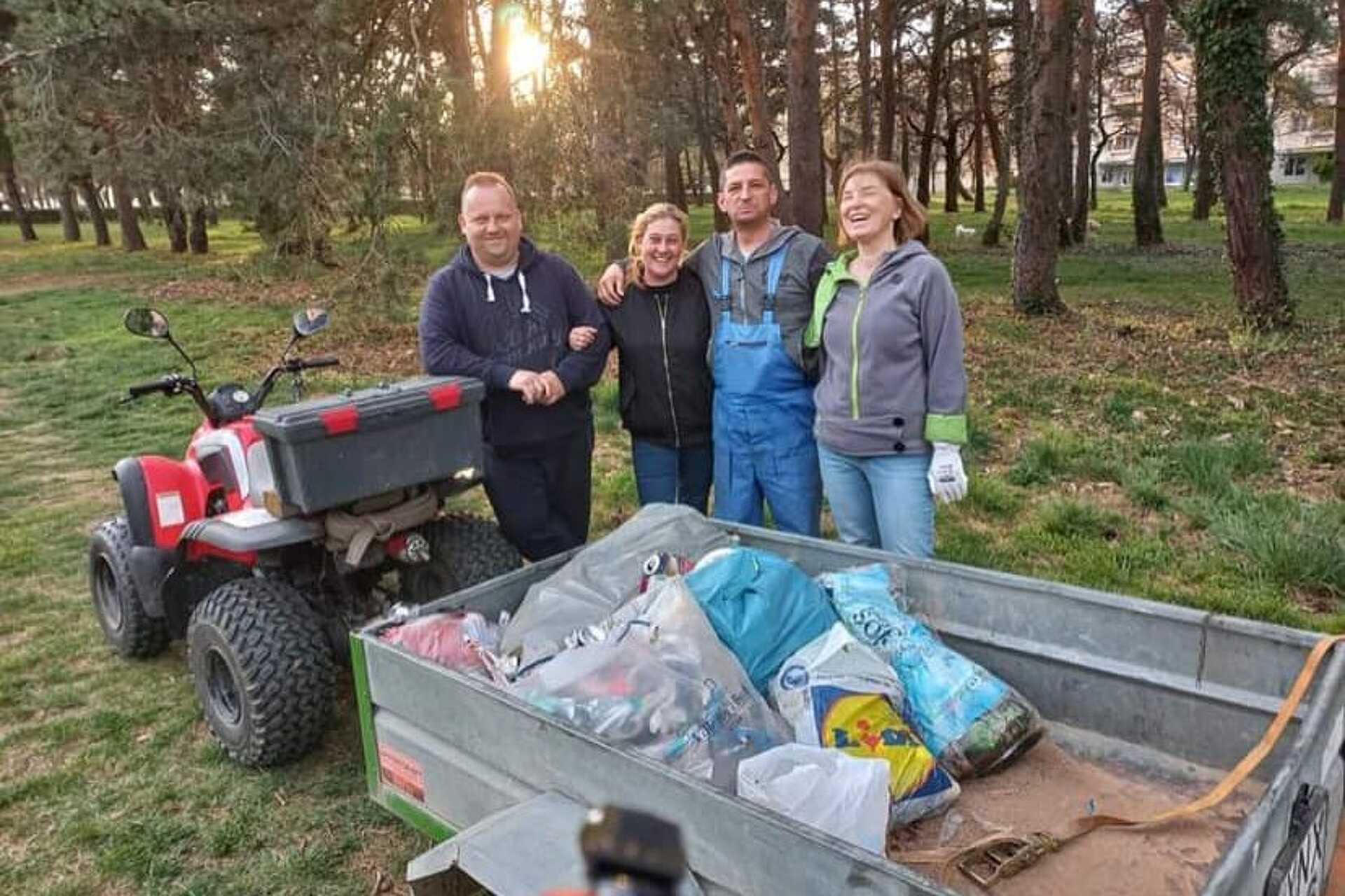 Önkéntesek összeszedték a szemetet az oladi kutyafuttatónál