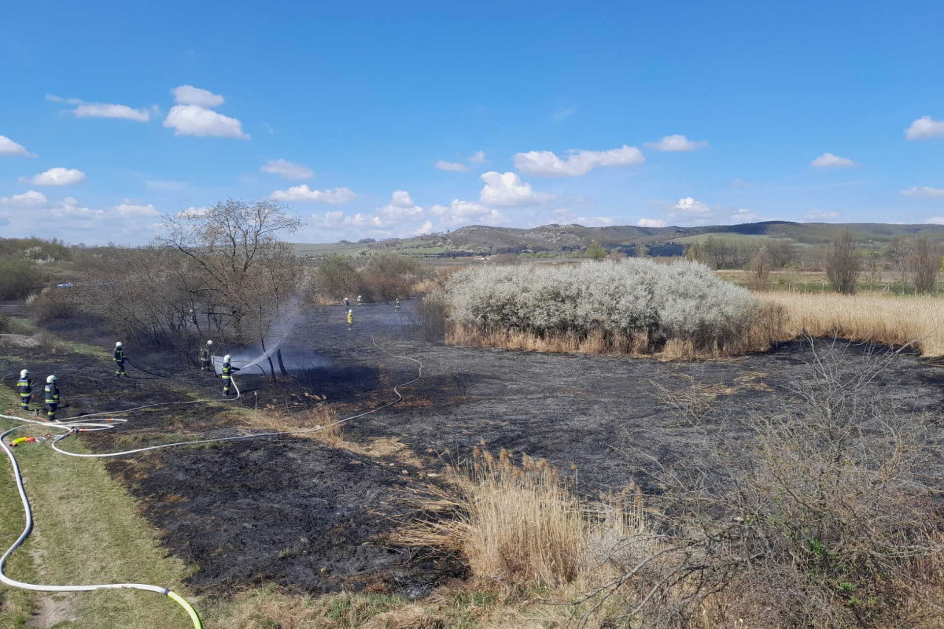 Lángolt a nádas az osztrák-magyar határon
