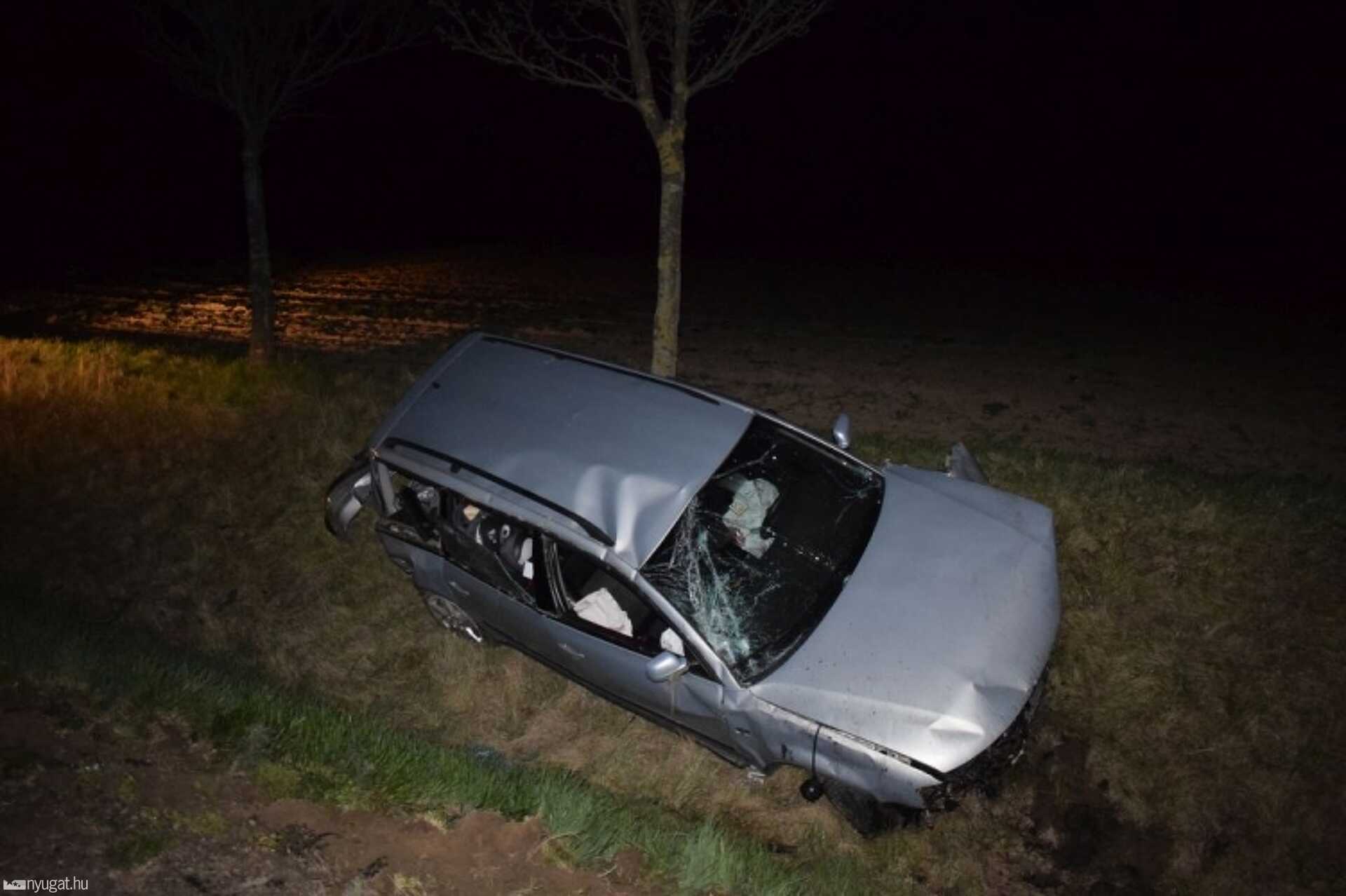 Fertőszentmiklós irányából Pereszteg felé közlekedett az autó, amikor megtörtént a baj.