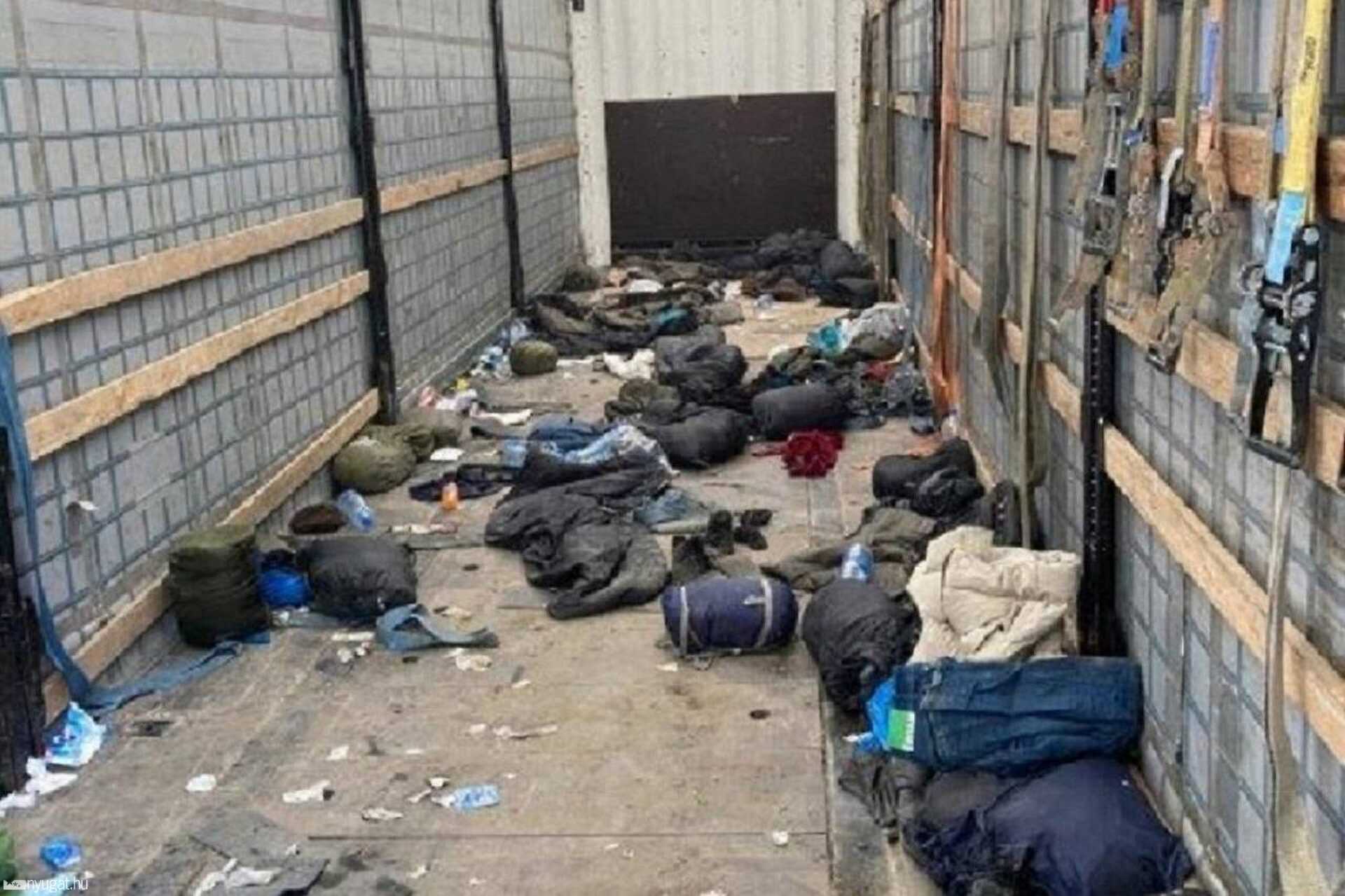 A kamion raktere felmelegedett a napon, a kétségbeesett menekültek már kopogtatva szabadultak volna. 