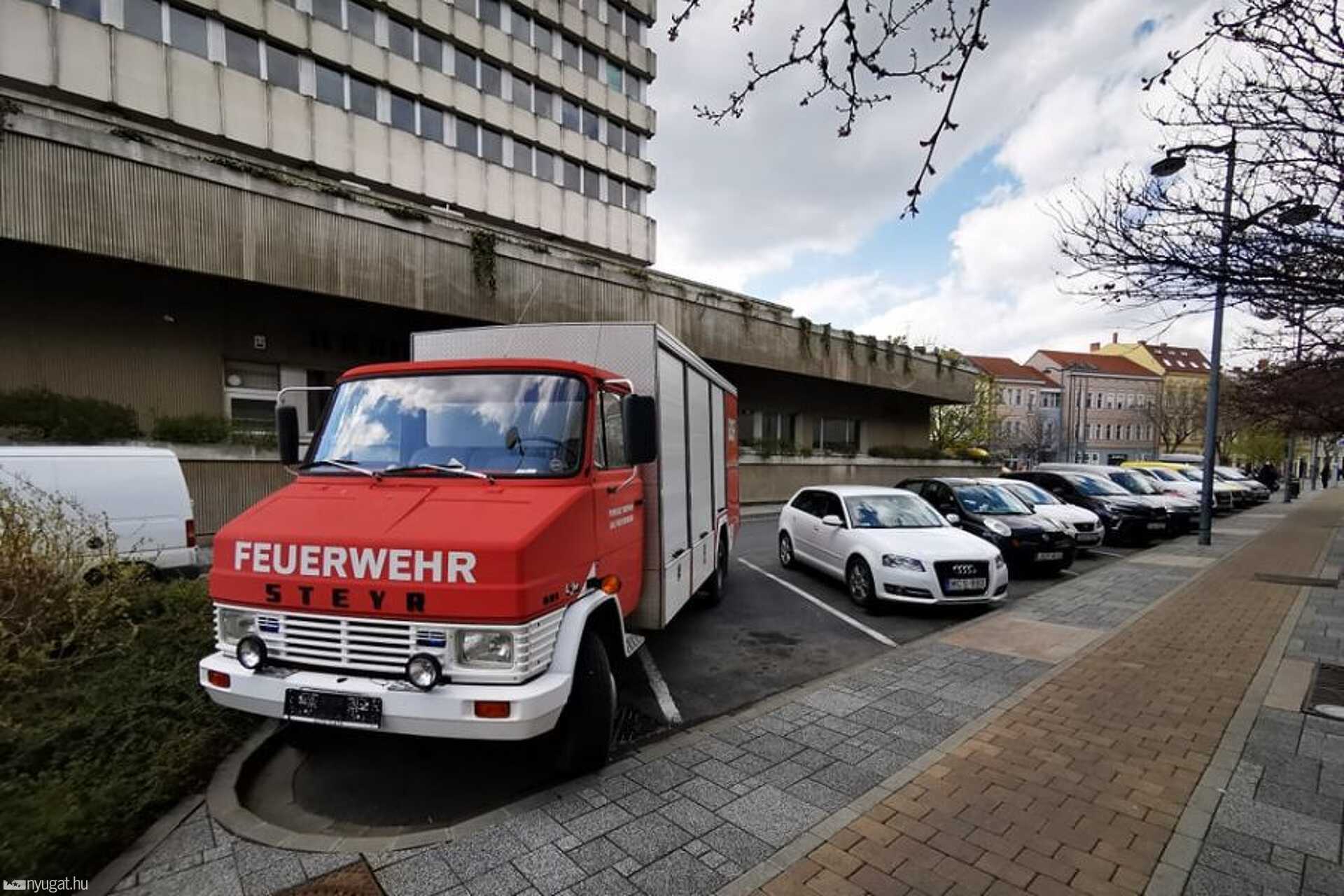 Rendszám nélküli tűzoltóautó a városháza mellett