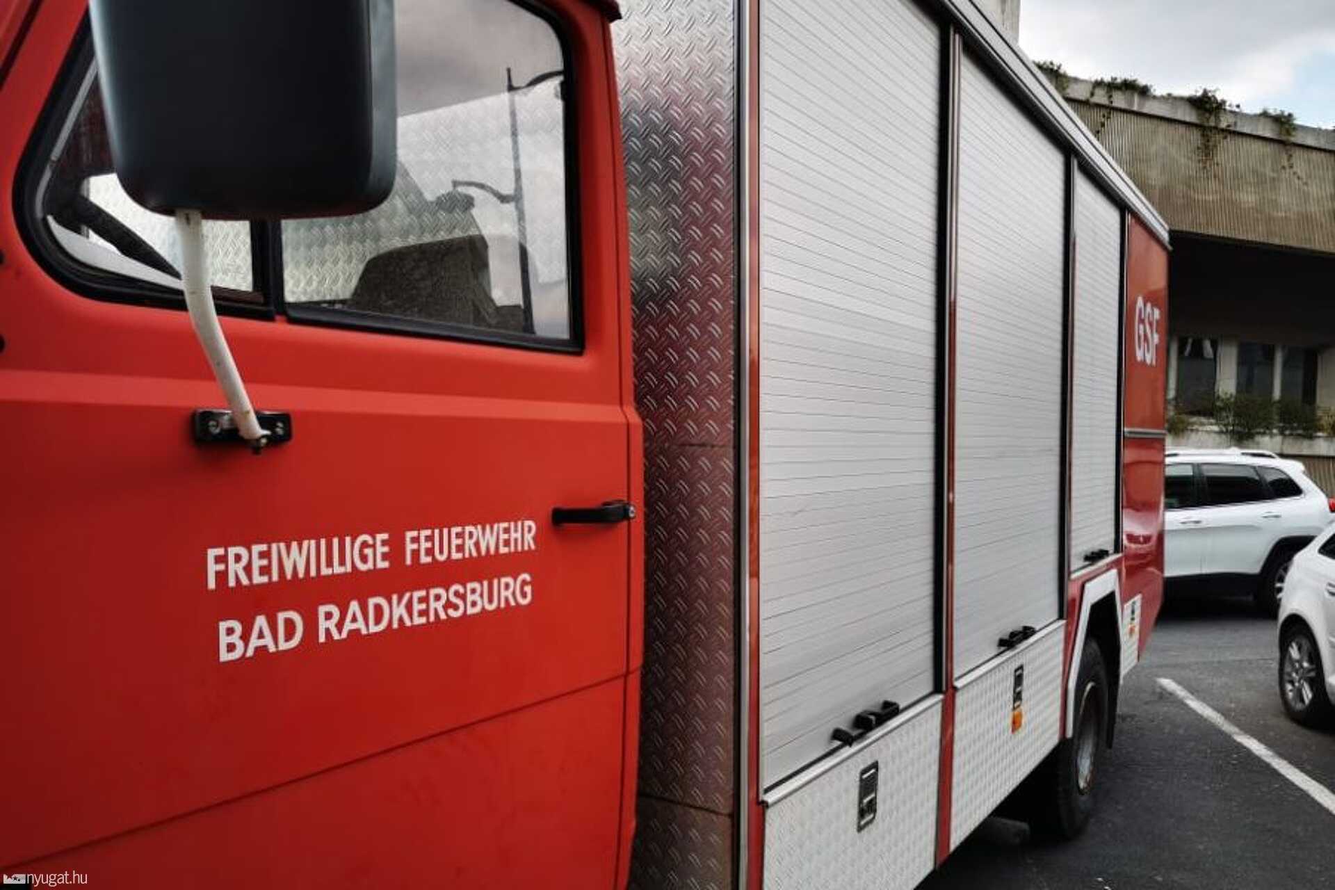 Rendszám nélküli tűzoltóautó a városháza mellett