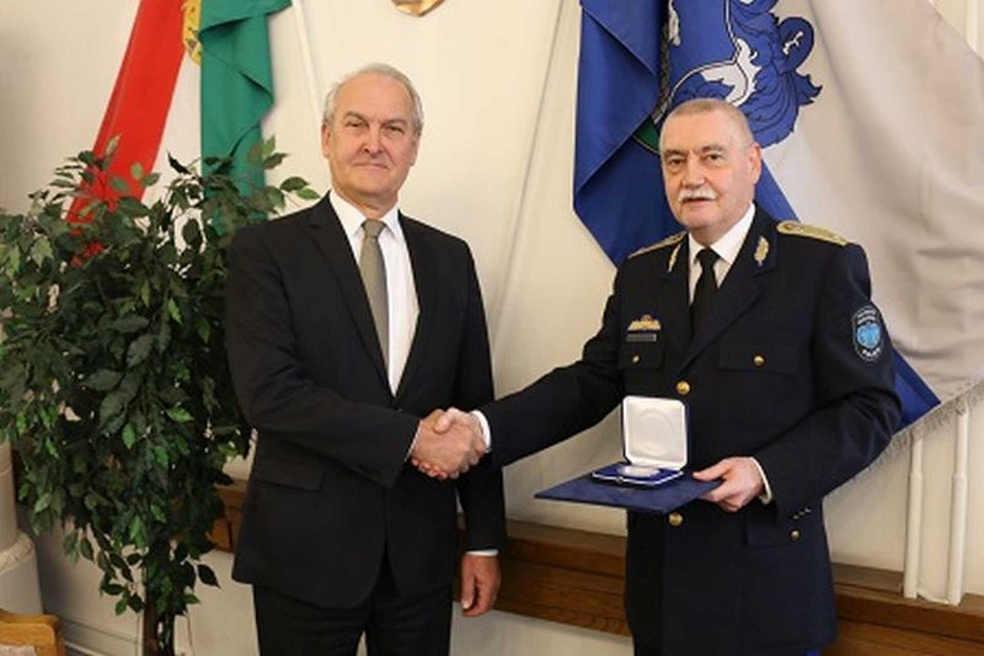 Harangozó Bertalan kormánymegbízott adta át a megyei védelmi bizottsági Elnöki Emlékérmet Tiborcz János r. dandártábornoknak.
