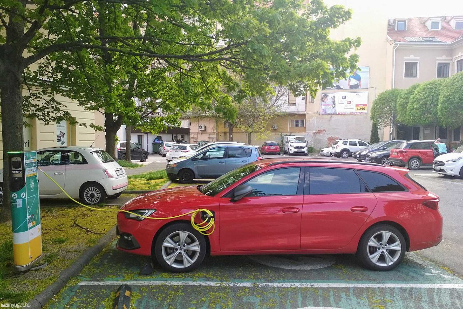 Elektromos autó töltése Szombathely belvárosában