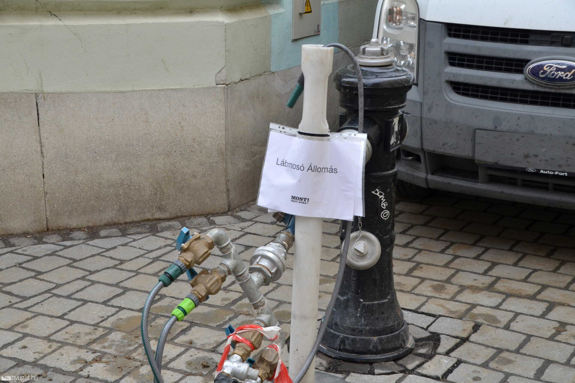 A sáros utcákon dolgozó filmesek nem hordják szét a sarat. 