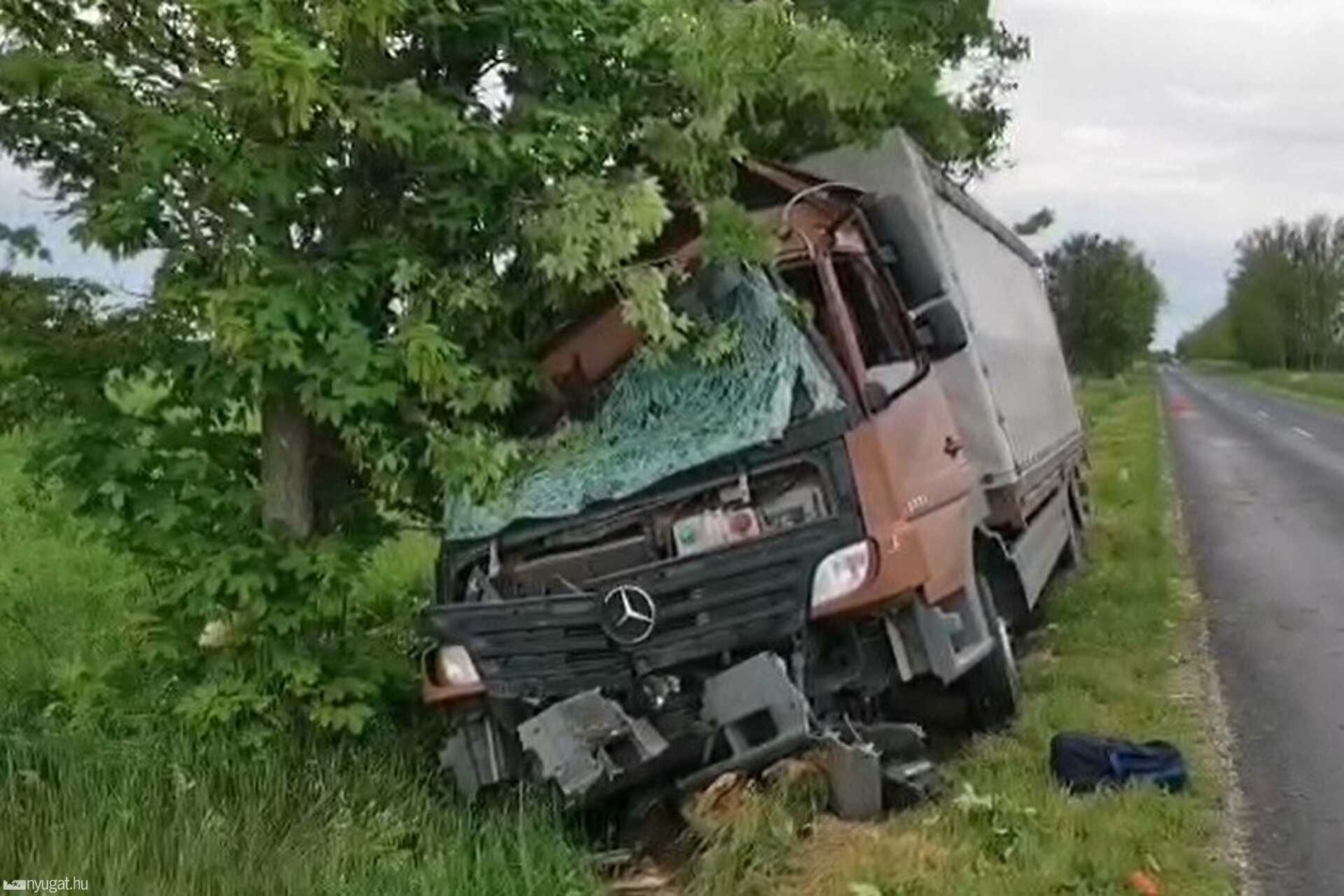 Két fát is kitört egy teherautó Meggyeskovácsinál, miután áttért a sávjába egy autó